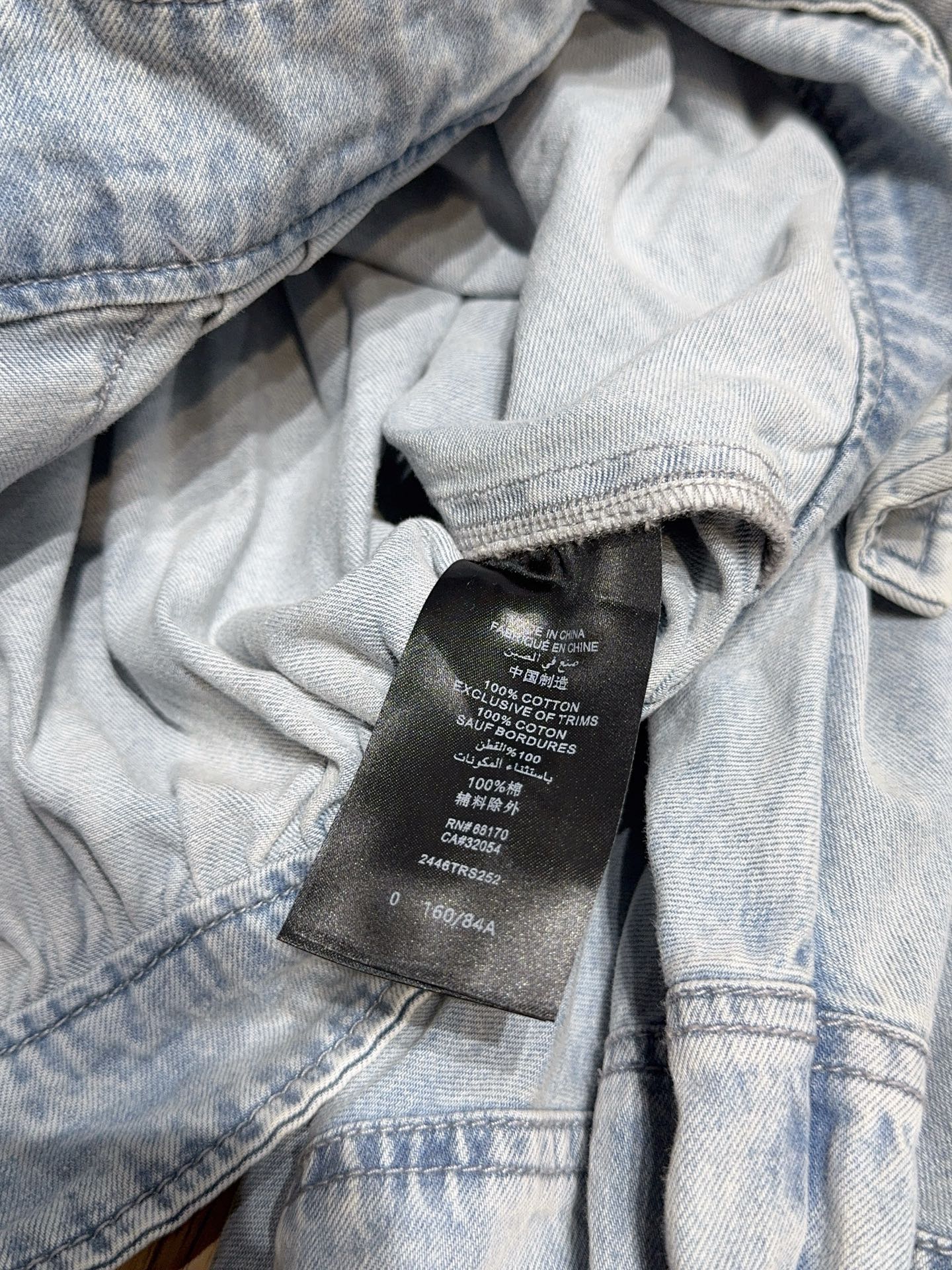 ZIMMERM*A*N*N 新品推荐🆕……选用牛仔面料制成，短款剪裁，采用经典领型和泡泡袖，袖口设有细系