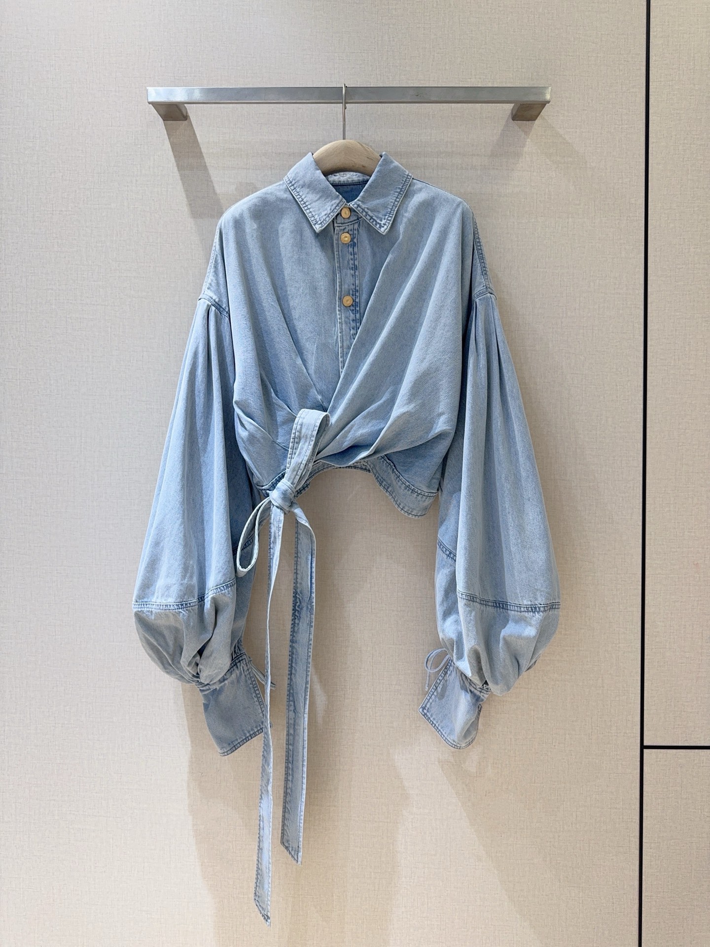 ZIMMERM*A*N*N 新品推荐🆕……选用牛仔面料制成，短款剪裁，采用经典领型和泡泡袖，袖口设有细系