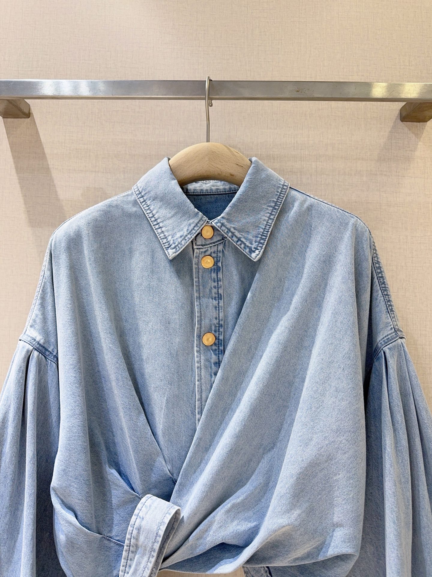 ZIMMERM*A*N*N 新品推荐🆕……选用牛仔面料制成，短款剪裁，采用经典领型和泡泡袖，袖口设有细系