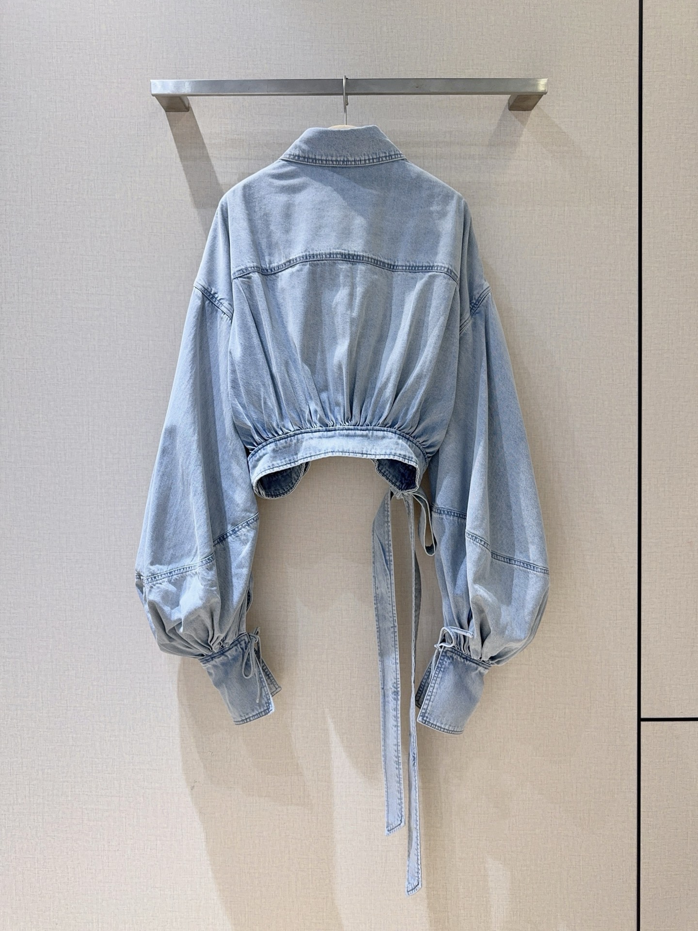 ZIMMERM*A*N*N 新品推荐🆕……选用牛仔面料制成，短款剪裁，采用经典领型和泡泡袖，袖口设有细系