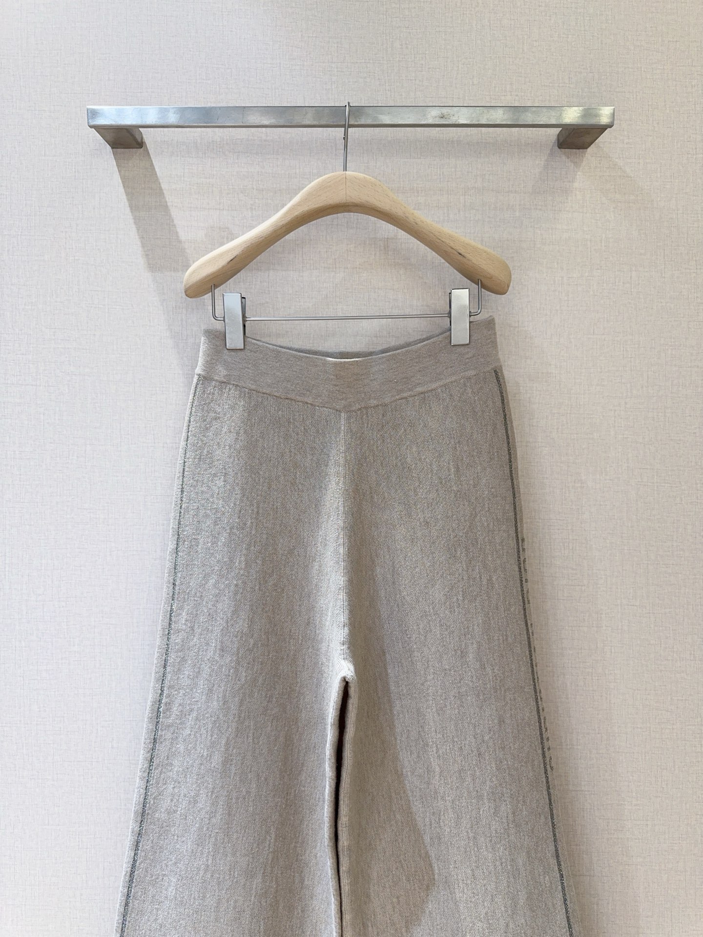 D家秋冬新品[爱心]🆕……秋冬针织阔腿裤，高腰阔腿剪裁：高腰设计提升腰线，阔腿版型自然垂坠，修饰腿型，可