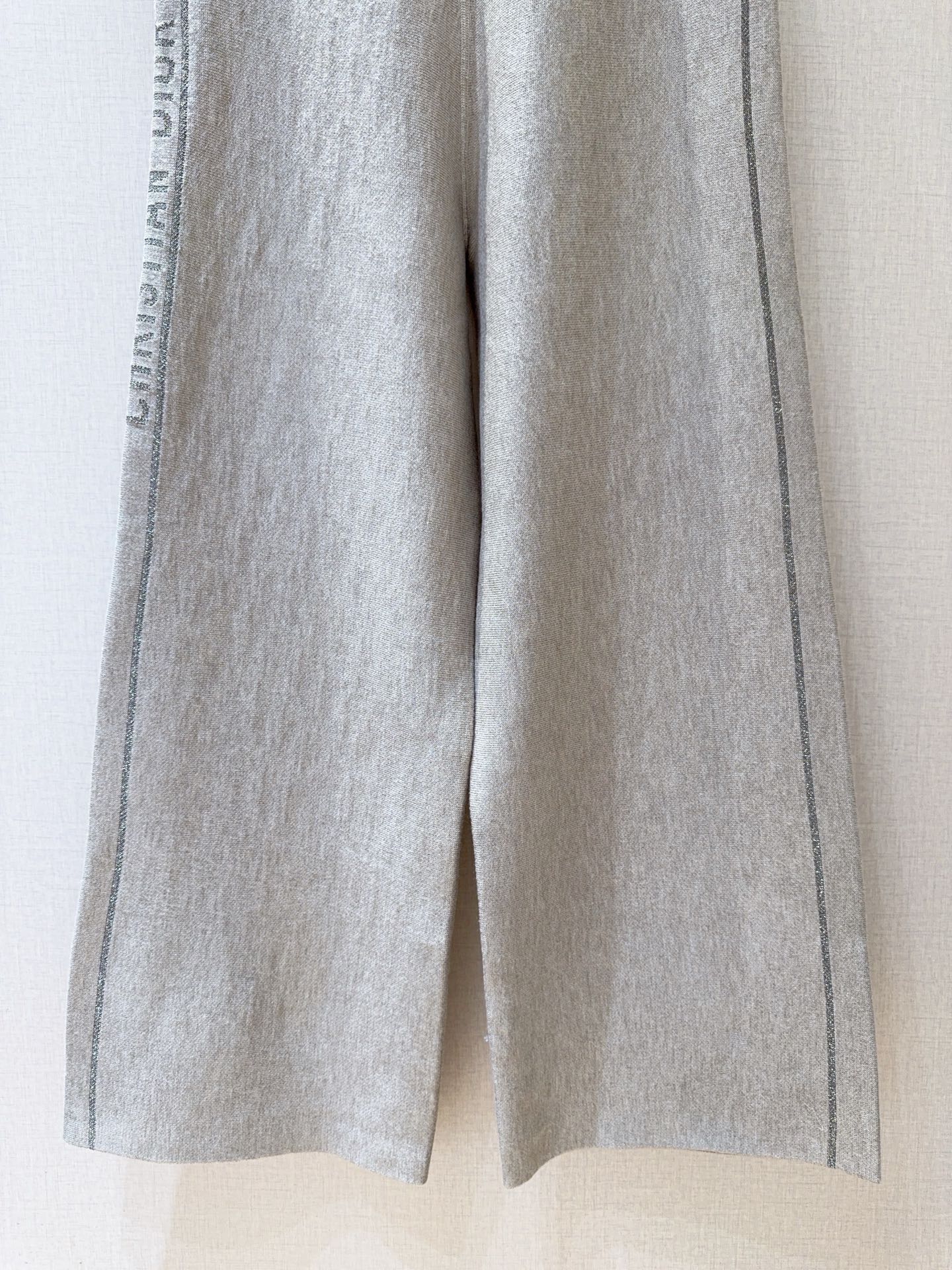 D家秋冬新品[爱心]🆕……秋冬针织阔腿裤，高腰阔腿剪裁：高腰设计提升腰线，阔腿版型自然垂坠，修饰腿型，可