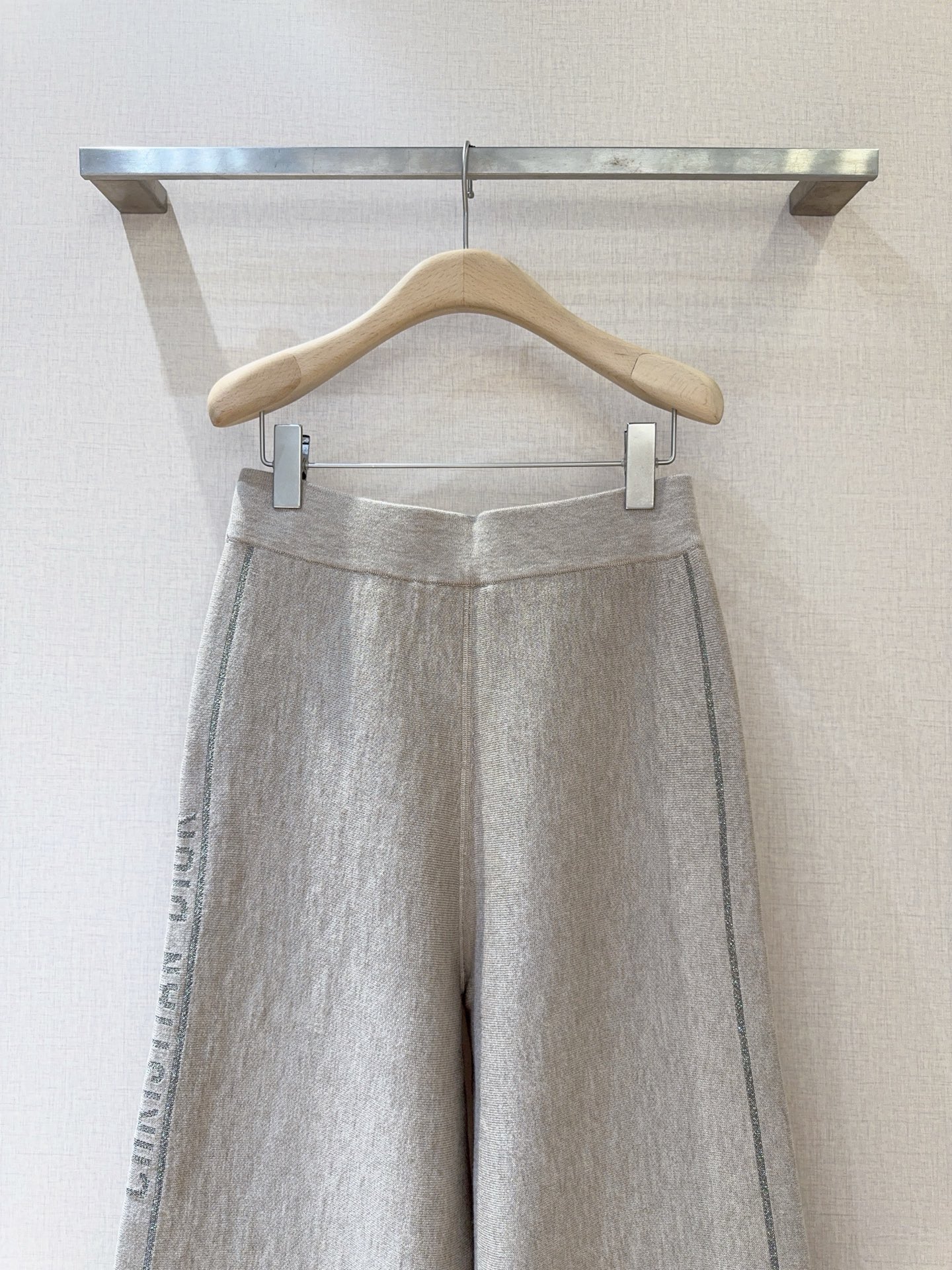 D家秋冬新品[爱心]🆕……秋冬针织阔腿裤，高腰阔腿剪裁：高腰设计提升腰线，阔腿版型自然垂坠，修饰腿型，可