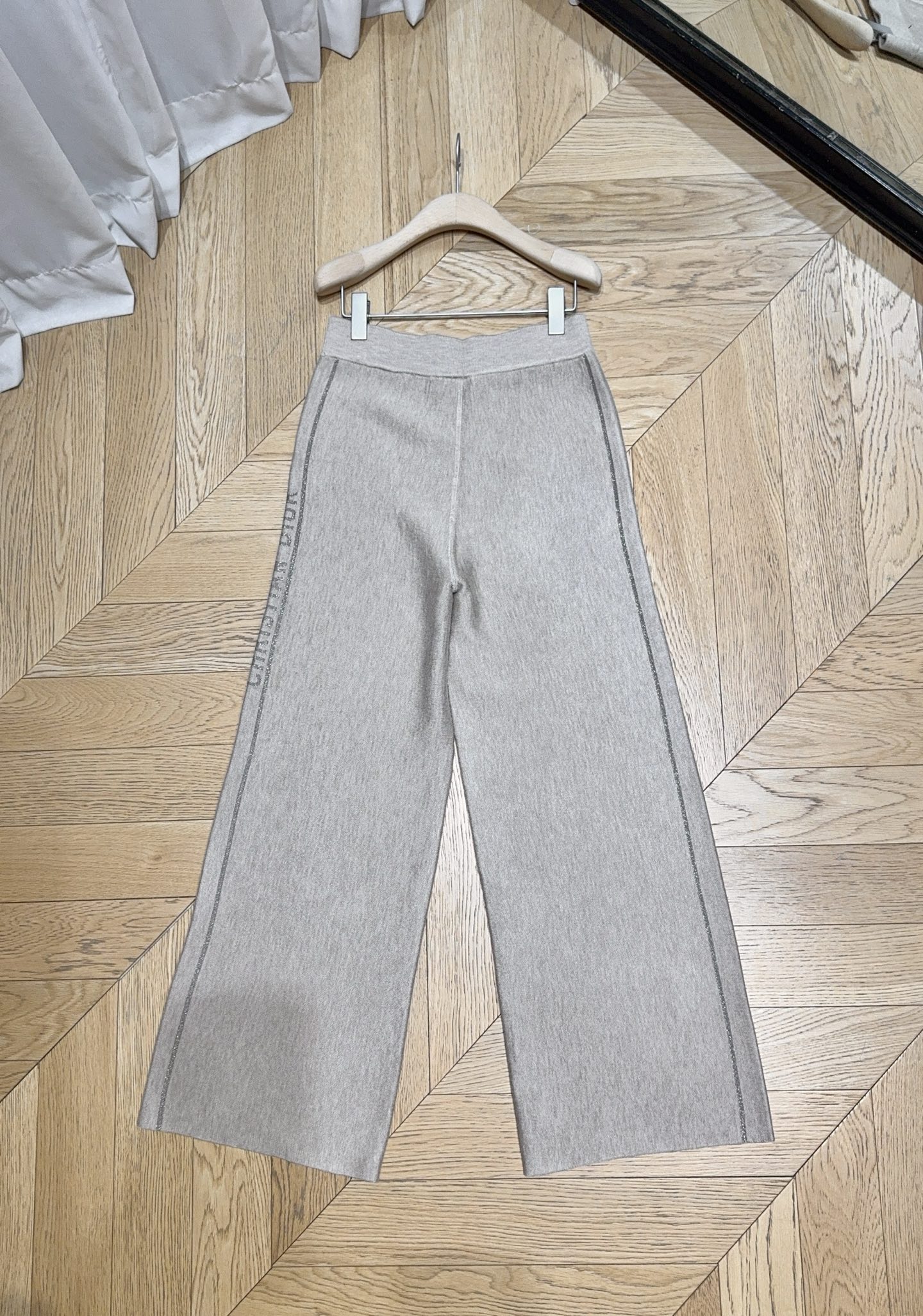 D家秋冬新品[爱心]🆕……秋冬针织阔腿裤，高腰阔腿剪裁：高腰设计提升腰线，阔腿版型自然垂坠，修饰腿型，可