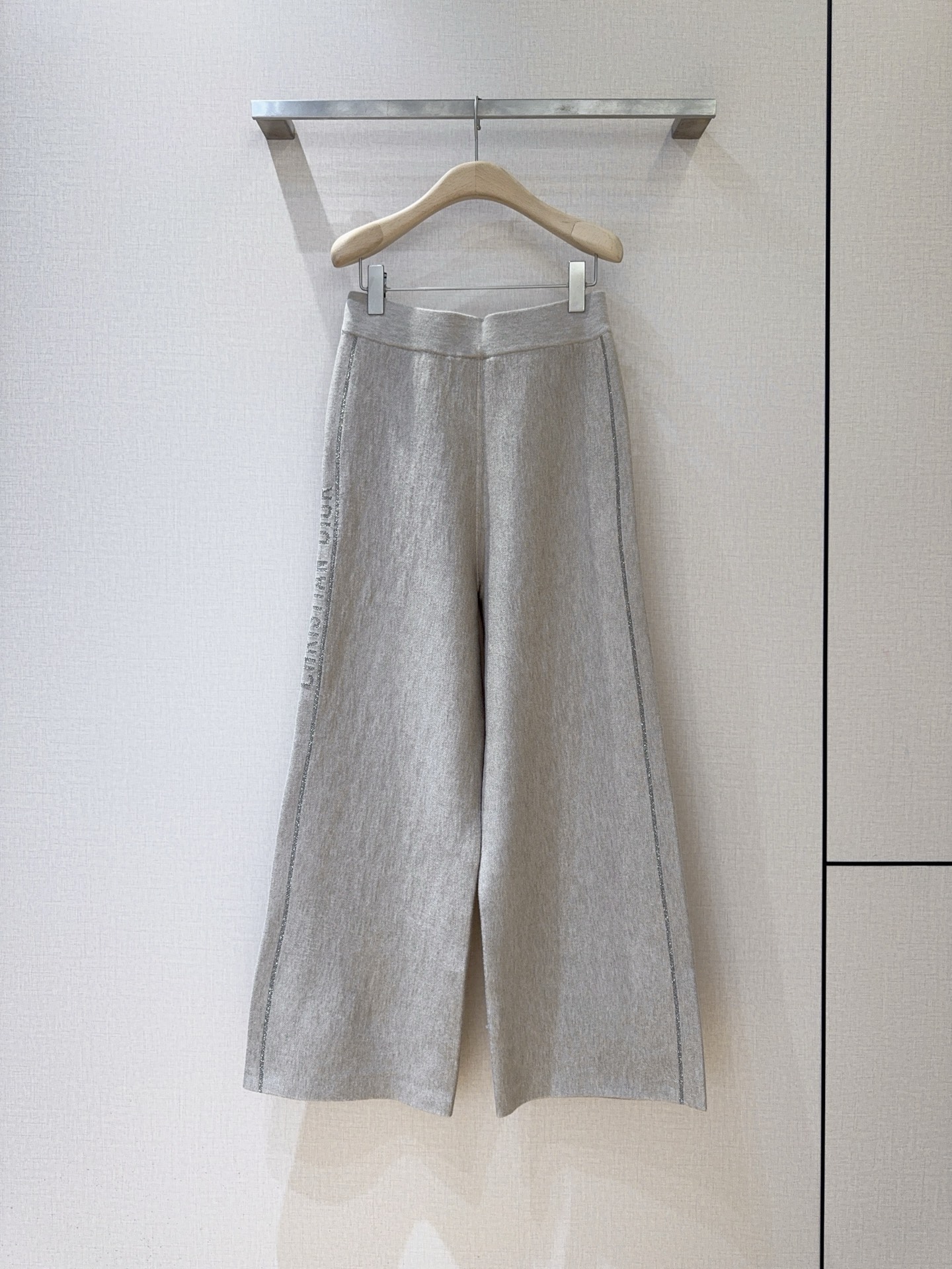 D家秋冬新品[爱心]🆕……秋冬针织阔腿裤，高腰阔腿剪裁：高腰设计提升腰线，阔腿版型自然垂坠，修饰腿型，可