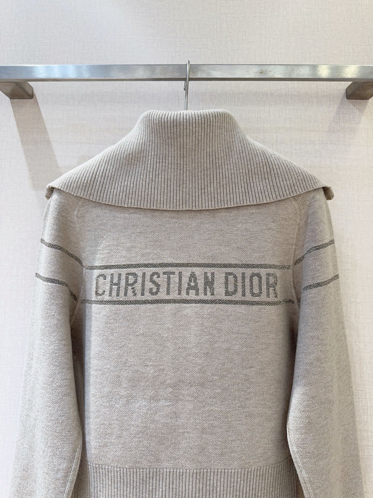 D家秋冬新品[爱心]🆕……海军领双面穿针织开衫，领型立体挺括，拉链开合，下摆与袖口采用罗纹收边，兼具造型