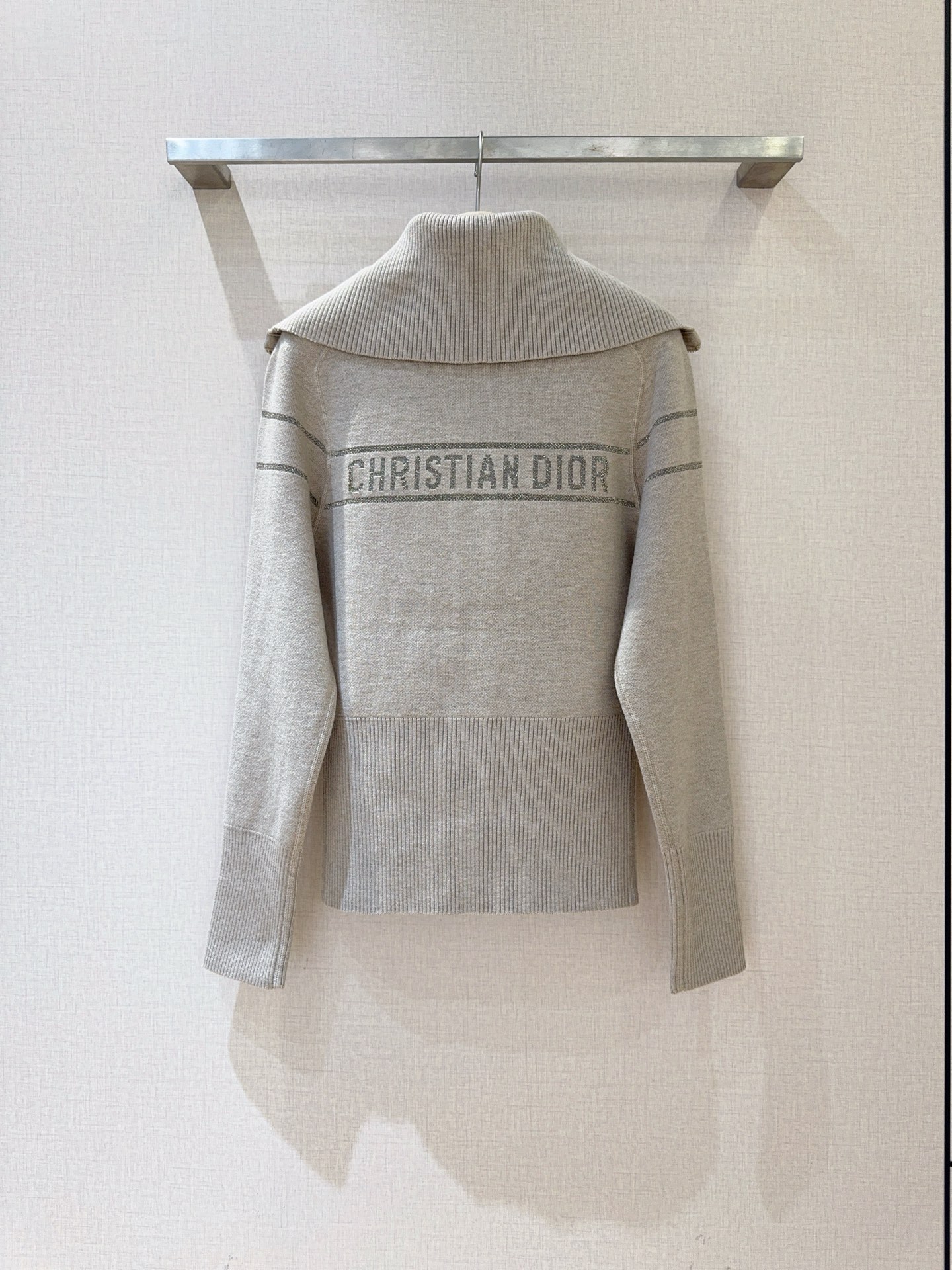 D家秋冬新品[爱心]🆕……海军领双面穿针织开衫，领型立体挺括，拉链开合，下摆与袖口采用罗纹收边，兼具造型