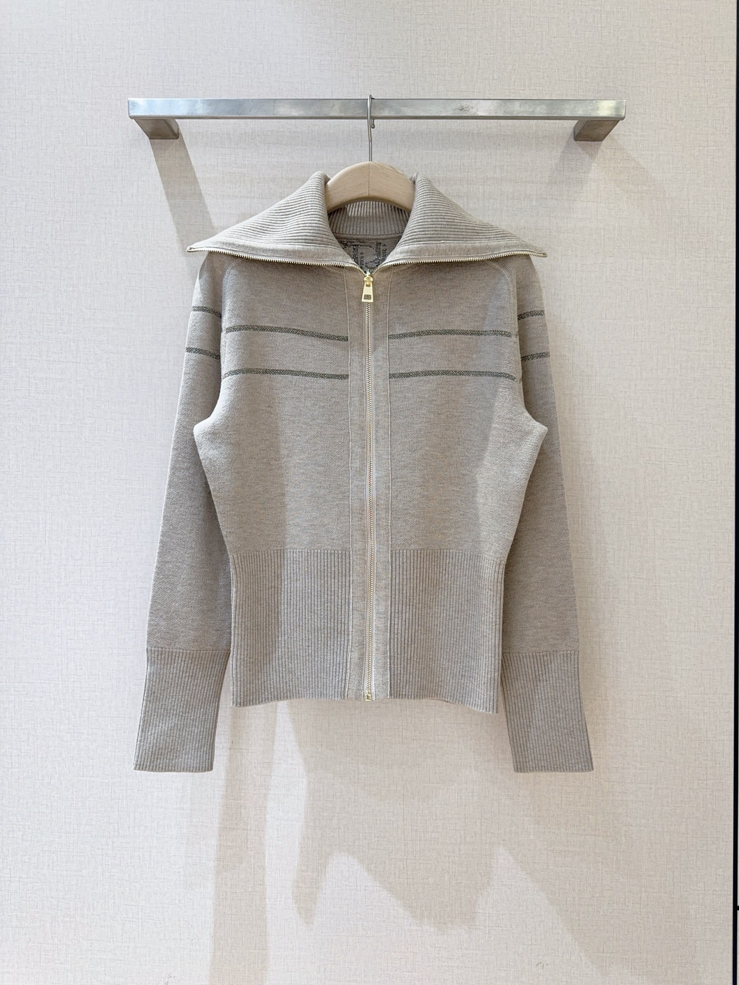 D家秋冬新品[爱心]🆕……海军领双面穿针织开衫，领型立体挺括，拉链开合，下摆与袖口采用罗纹收边，兼具造型