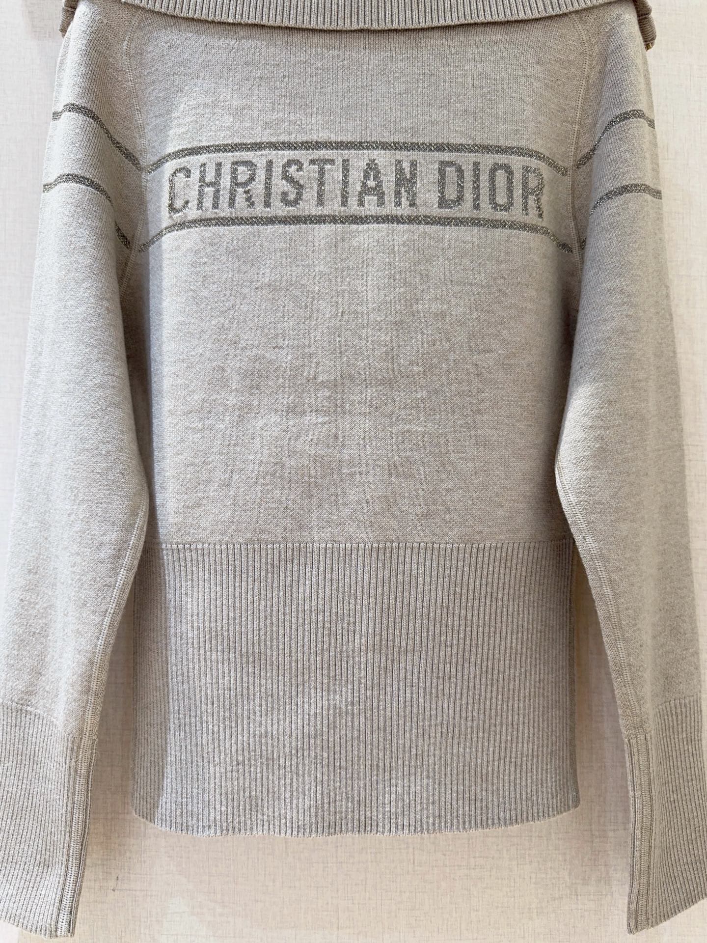 D家秋冬新品[爱心]🆕……海军领双面穿针织开衫，领型立体挺括，拉链开合，下摆与袖口采用罗纹收边，兼具造型