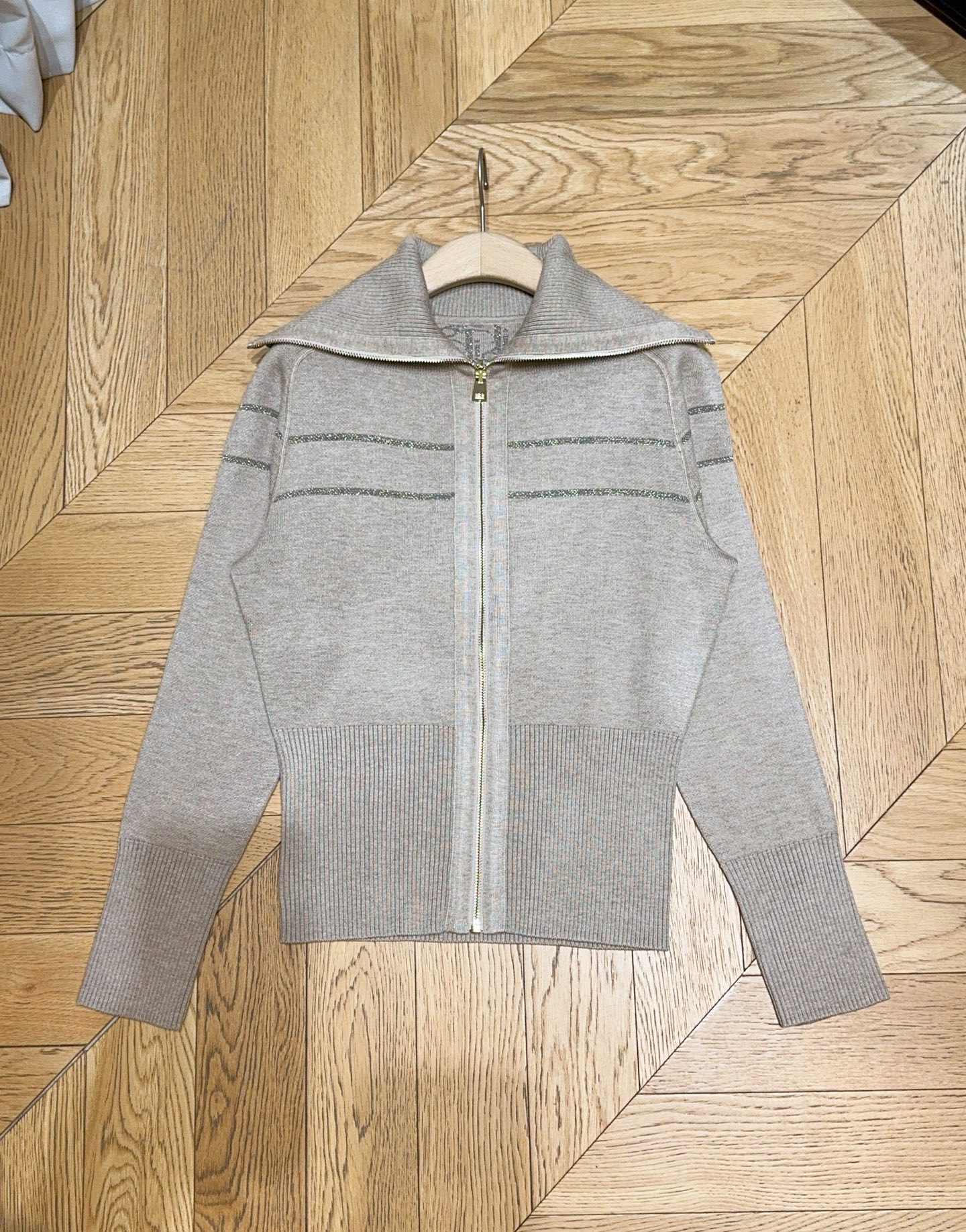 D家秋冬新品[爱心]🆕……海军领双面穿针织开衫，领型立体挺括，拉链开合，下摆与袖口采用罗纹收边，兼具造型