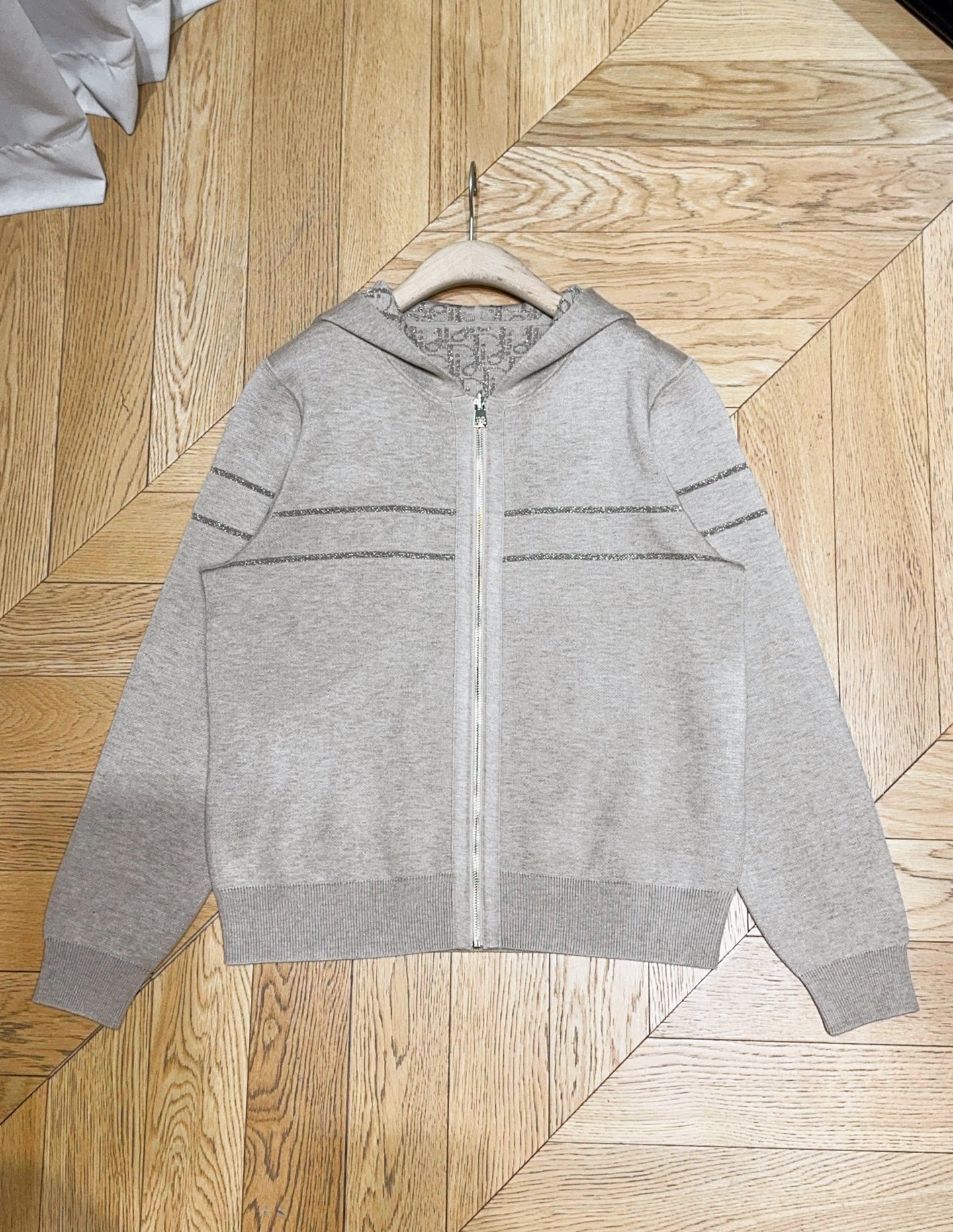 D家秋冬新品[爱心]🆕……双面穿连帽针织外套，休闲连帽剪裁兼顾松弛感与包容性，适配多身形，低调显质感，拉