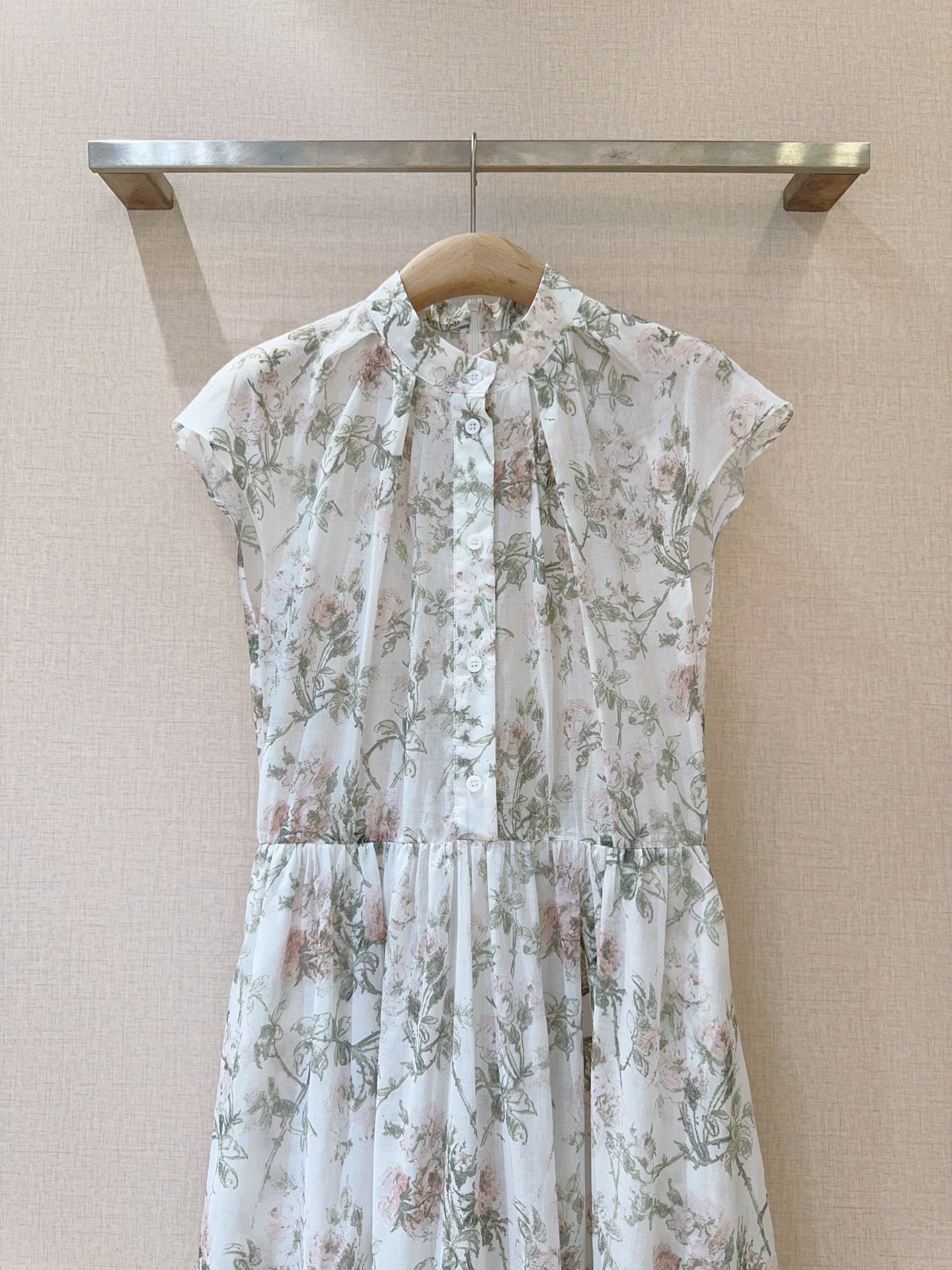 D家26新品上架🆕❤️~花卉印花🌸碎花连衣裙👗采用轻薄透气面料，荷叶边领口，飞边袖设计，中长款百褶收腰版