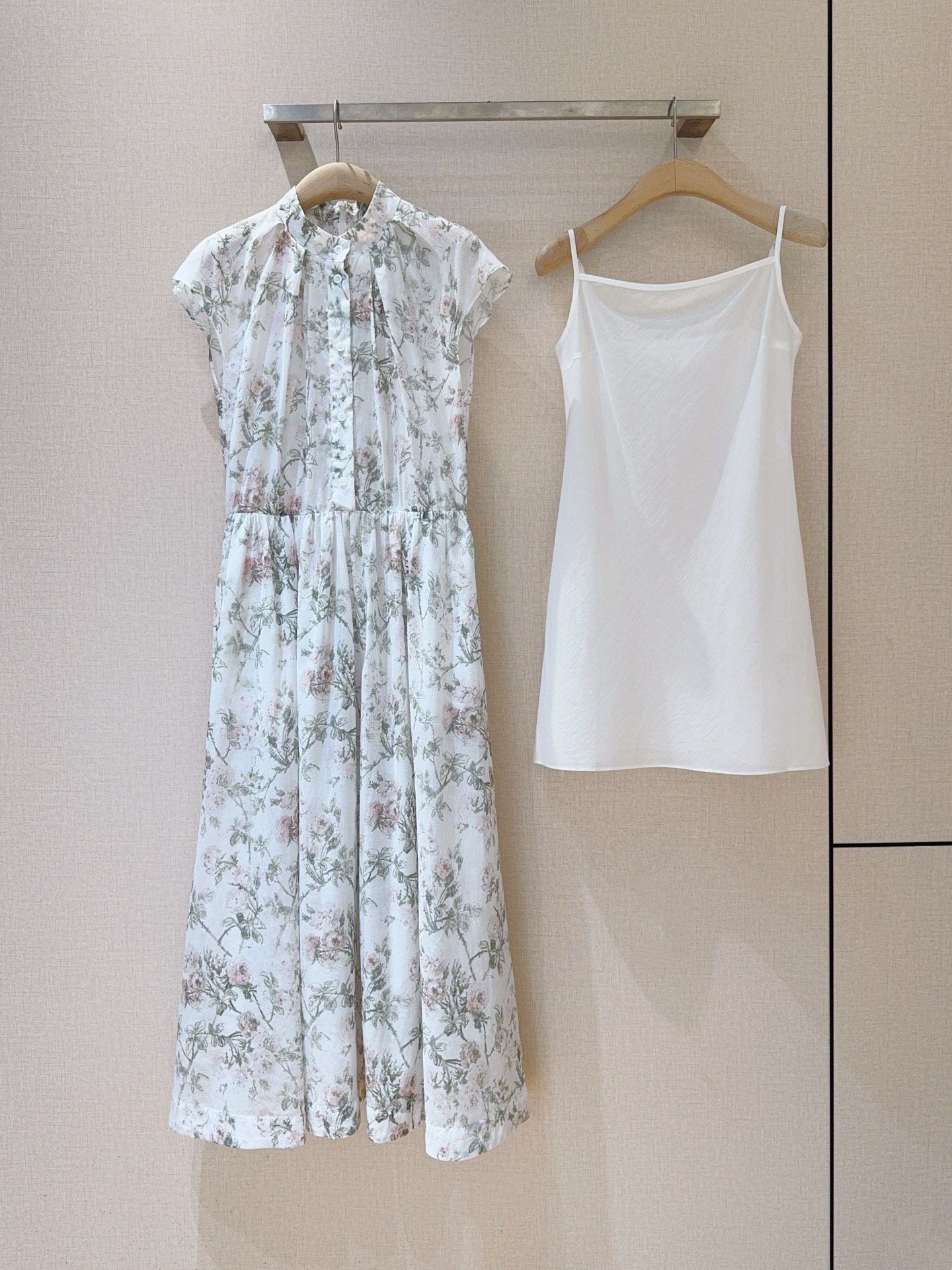 D家26新品上架🆕❤️~花卉印花🌸碎花连衣裙👗采用轻薄透气面料，荷叶边领口，飞边袖设计，中长款百褶收腰版