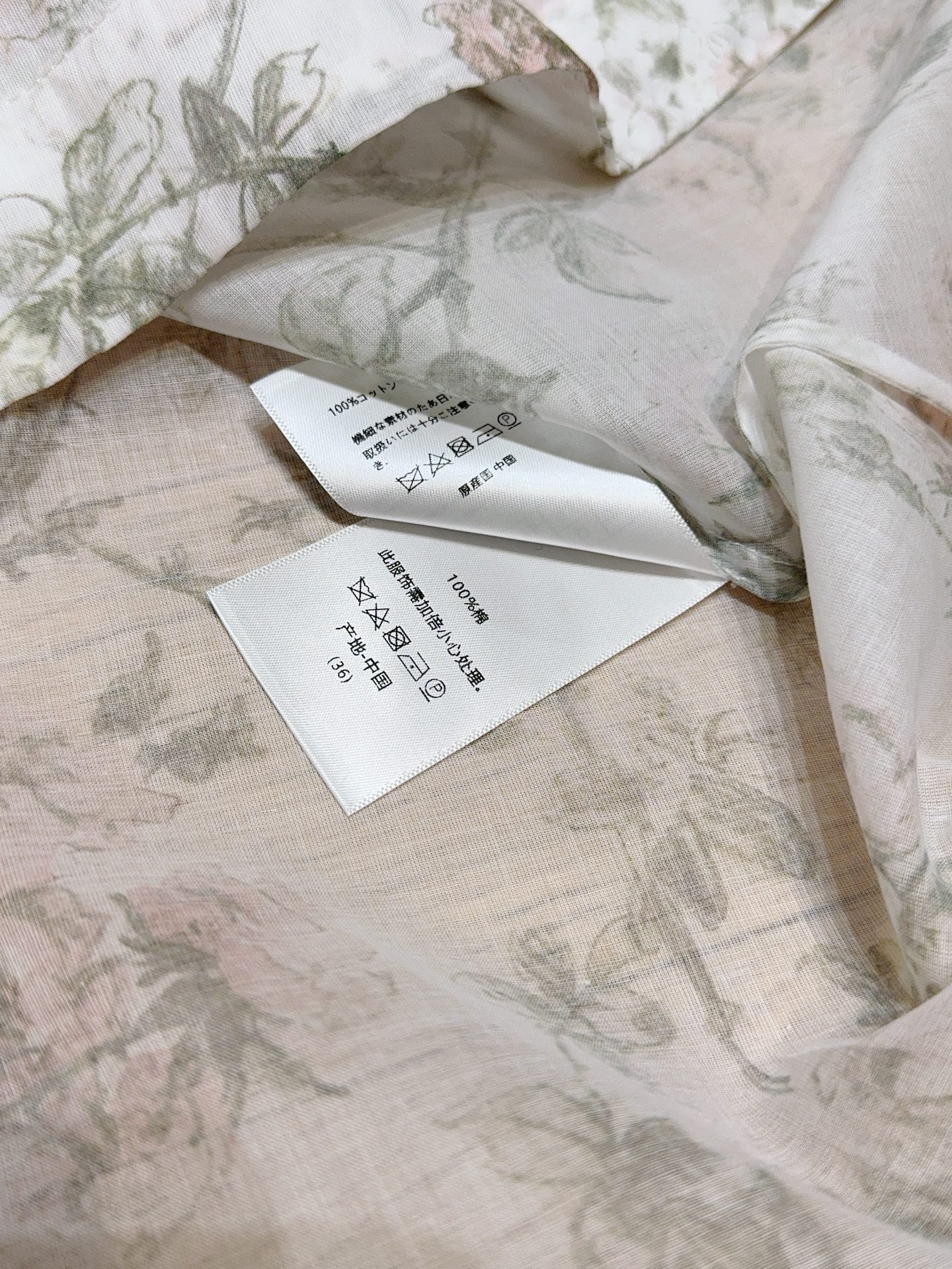 D家26新品上架🆕❤️~花卉印花🌸碎花连衣裙👗采用轻薄透气面料，荷叶边领口，飞边袖设计，中长款百褶收腰版