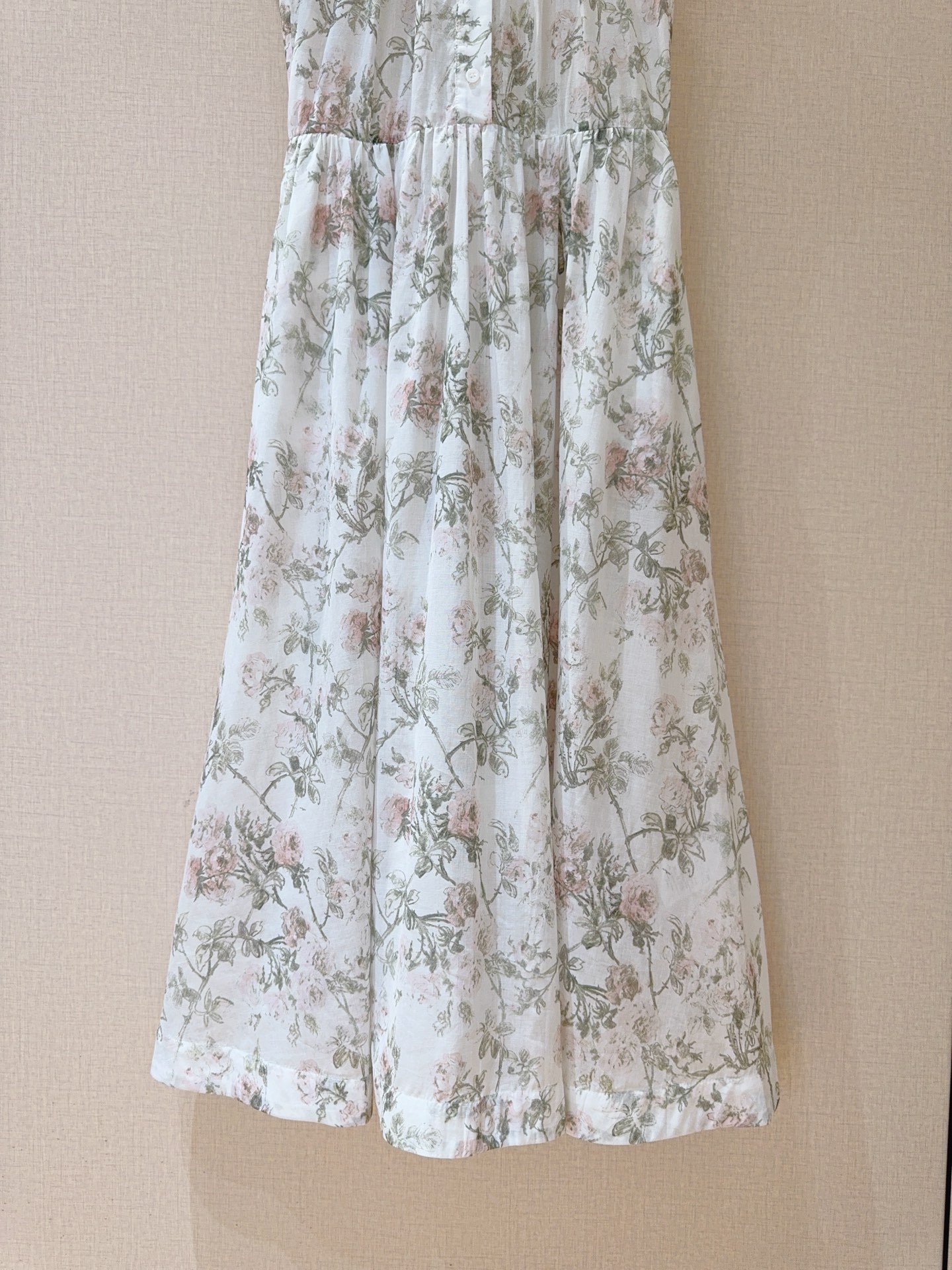 D家26新品上架🆕❤️~花卉印花🌸碎花连衣裙👗采用轻薄透气面料，荷叶边领口，飞边袖设计，中长款百褶收腰版