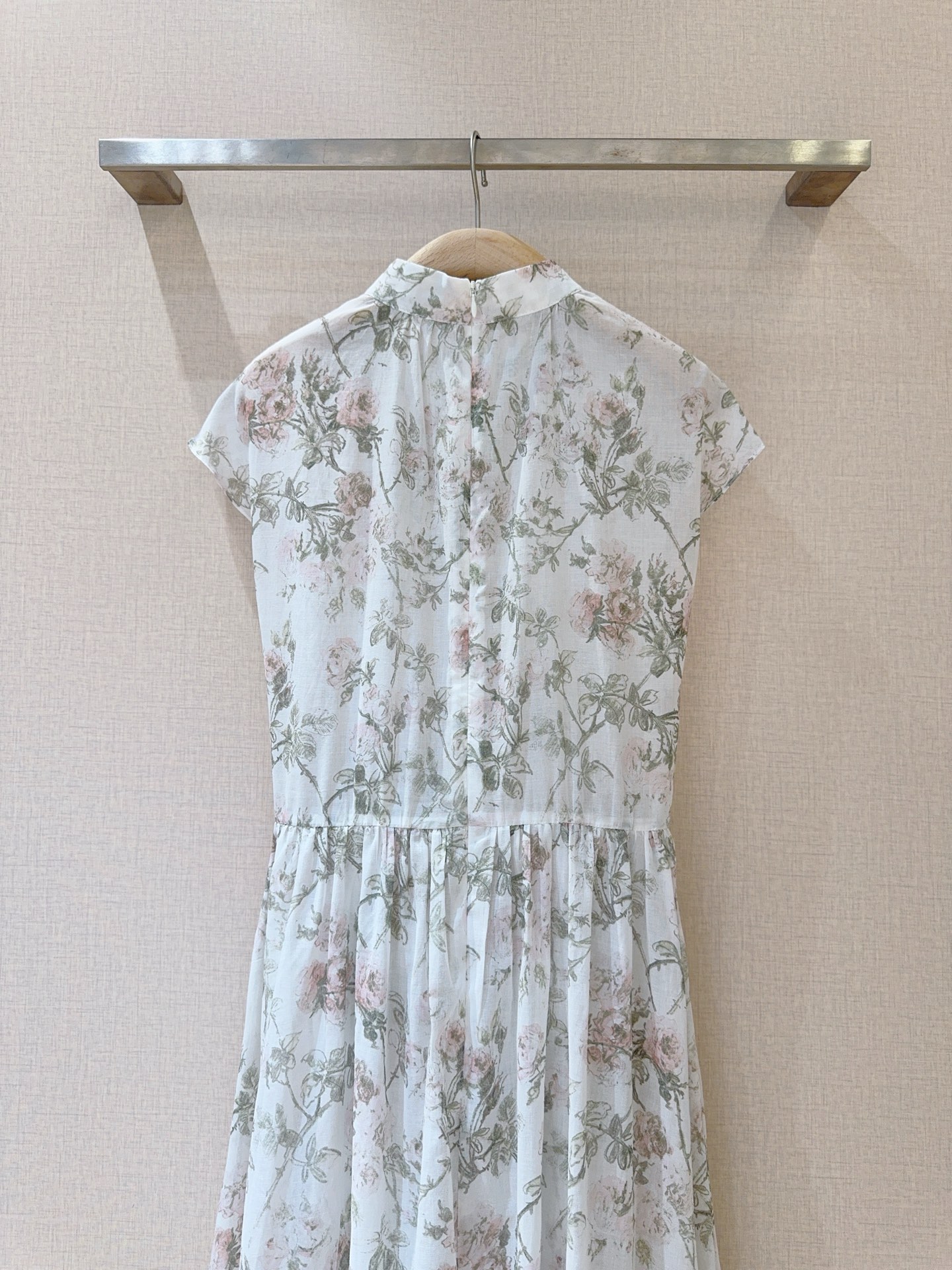 D家26新品上架🆕❤️~花卉印花🌸碎花连衣裙👗采用轻薄透气面料，荷叶边领口，飞边袖设计，中长款百褶收腰版