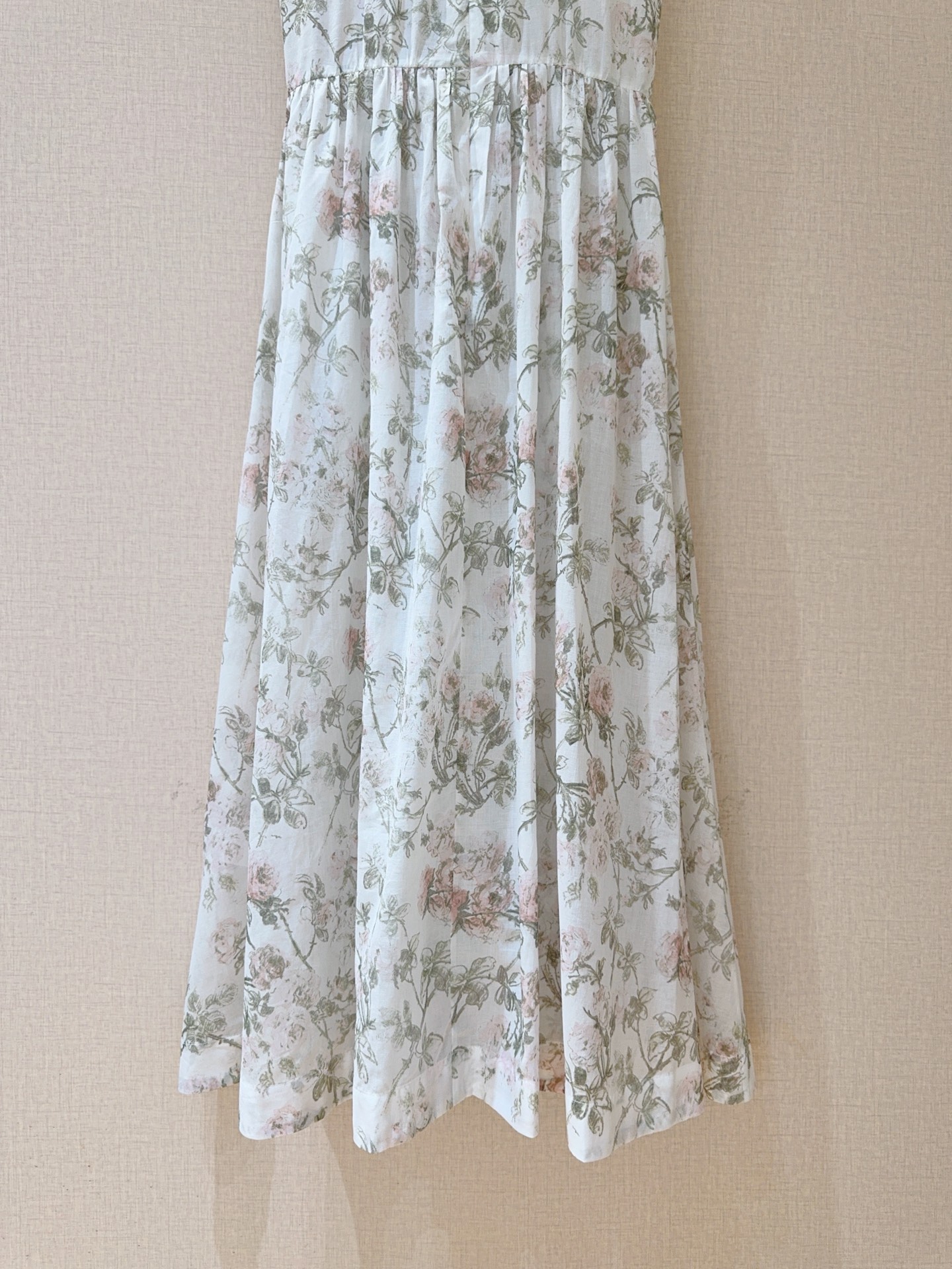 D家26新品上架🆕❤️~花卉印花🌸碎花连衣裙👗采用轻薄透气面料，荷叶边领口，飞边袖设计，中长款百褶收腰版