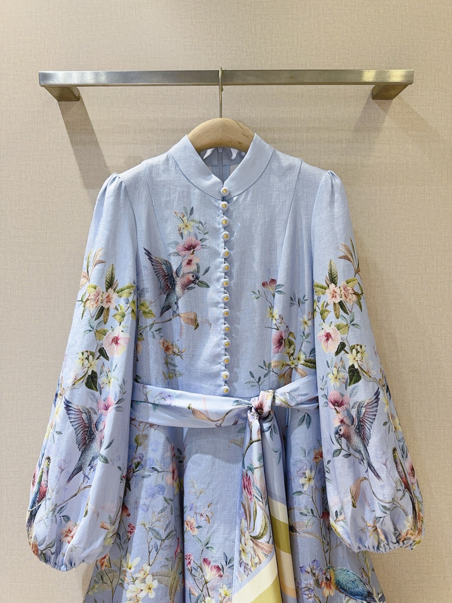 🆕ZIMMERMA*N*N 26新品❤️❤️……采用立领和灯笼袖设计，选用亚麻面料制成，松紧式袖口，衣身