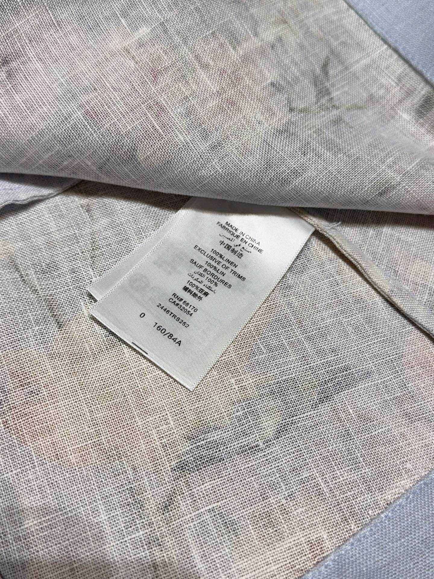 🆕ZIMMERMA*N*N 26新品❤️❤️……采用立领和灯笼袖设计，选用亚麻面料制成，松紧式袖口，衣身