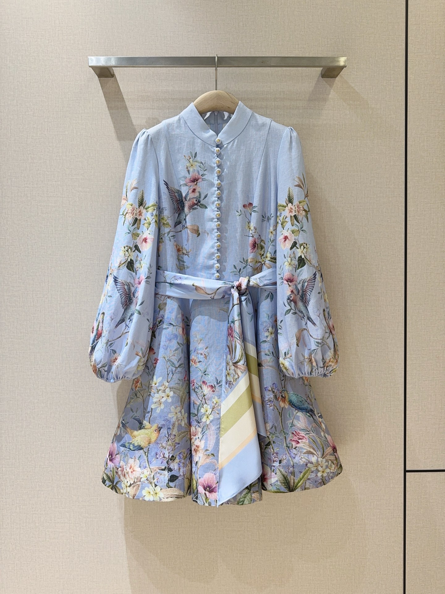 🆕ZIMMERMA*N*N 26新品❤️❤️……采用立领和灯笼袖设计，选用亚麻面料制成，松紧式袖口，衣身