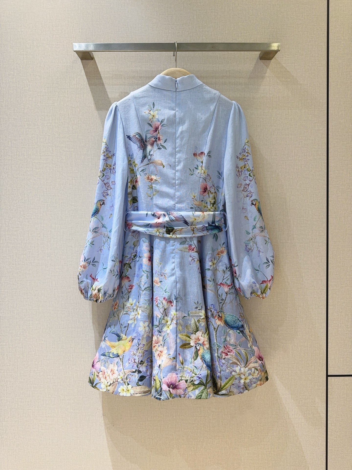 🆕ZIMMERMA*N*N 26新品❤️❤️……采用立领和灯笼袖设计，选用亚麻面料制成，松紧式袖口，衣身