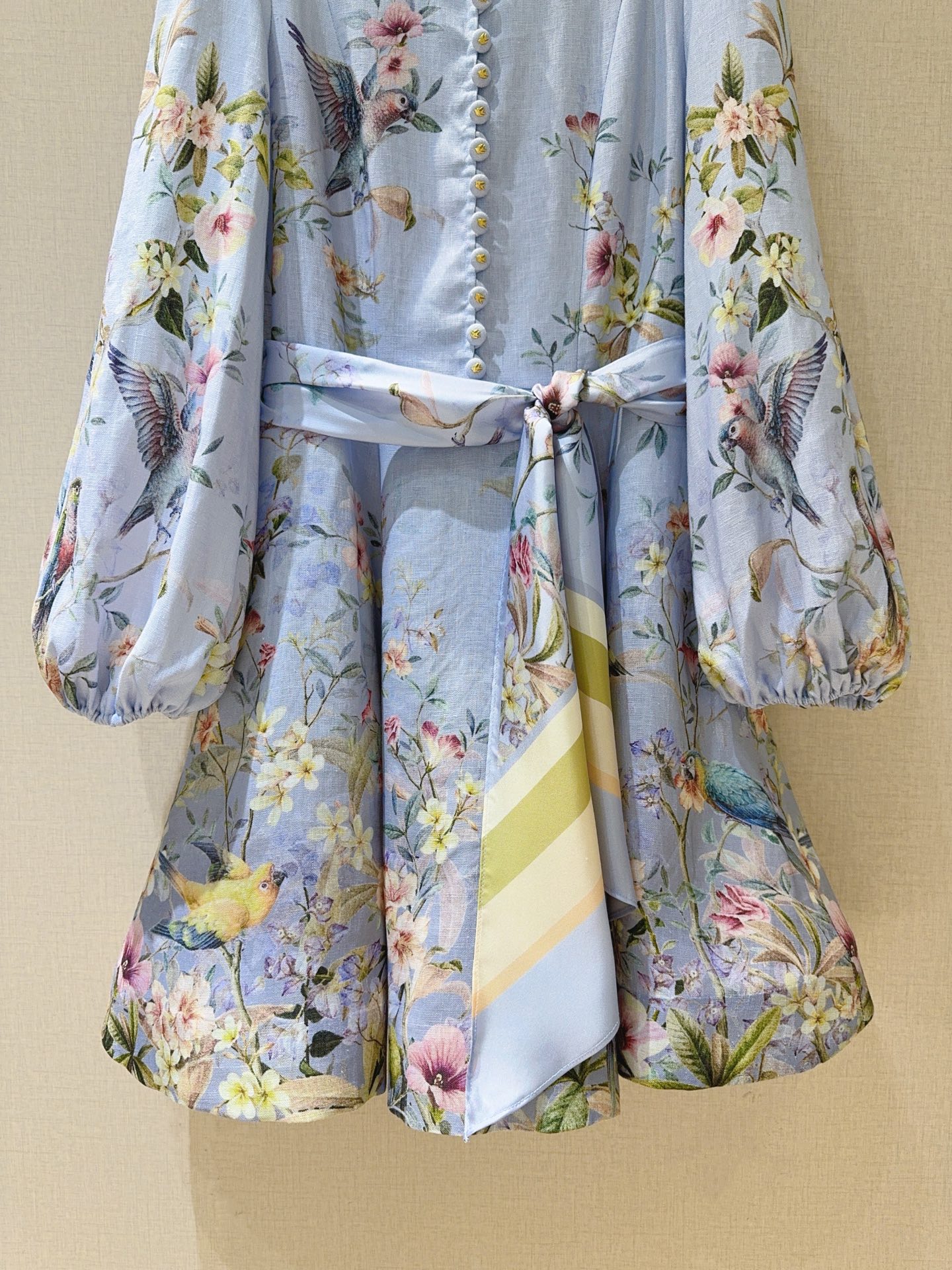 🆕ZIMMERMA*N*N 26新品❤️❤️……采用立领和灯笼袖设计，选用亚麻面料制成，松紧式袖口，衣身