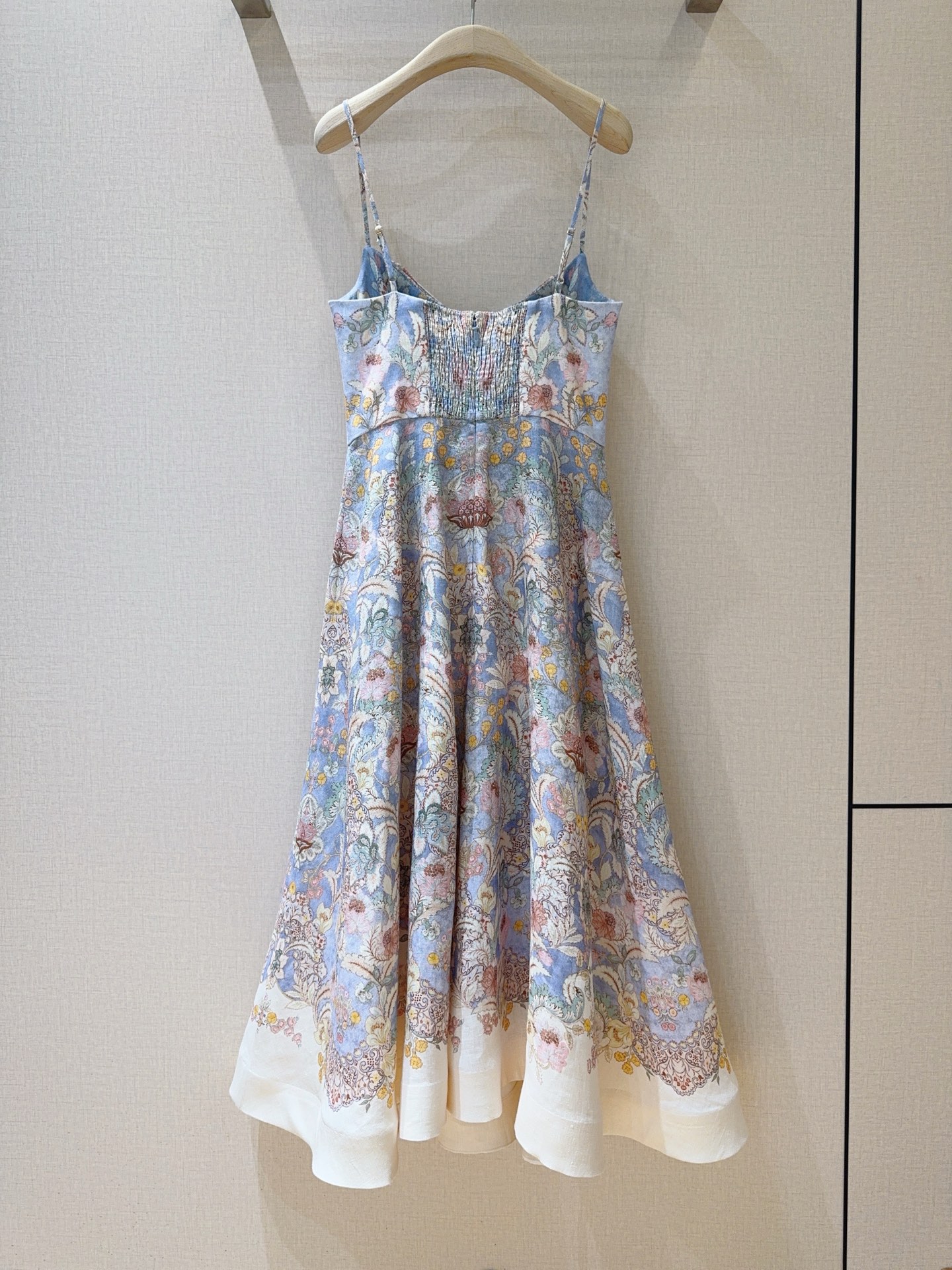 🆕ZIMMERMA*N*N 26新品推荐❤️❤️……采用雾满蓝底手绘花卉印花，复古又浪漫，选用亚麻面料制