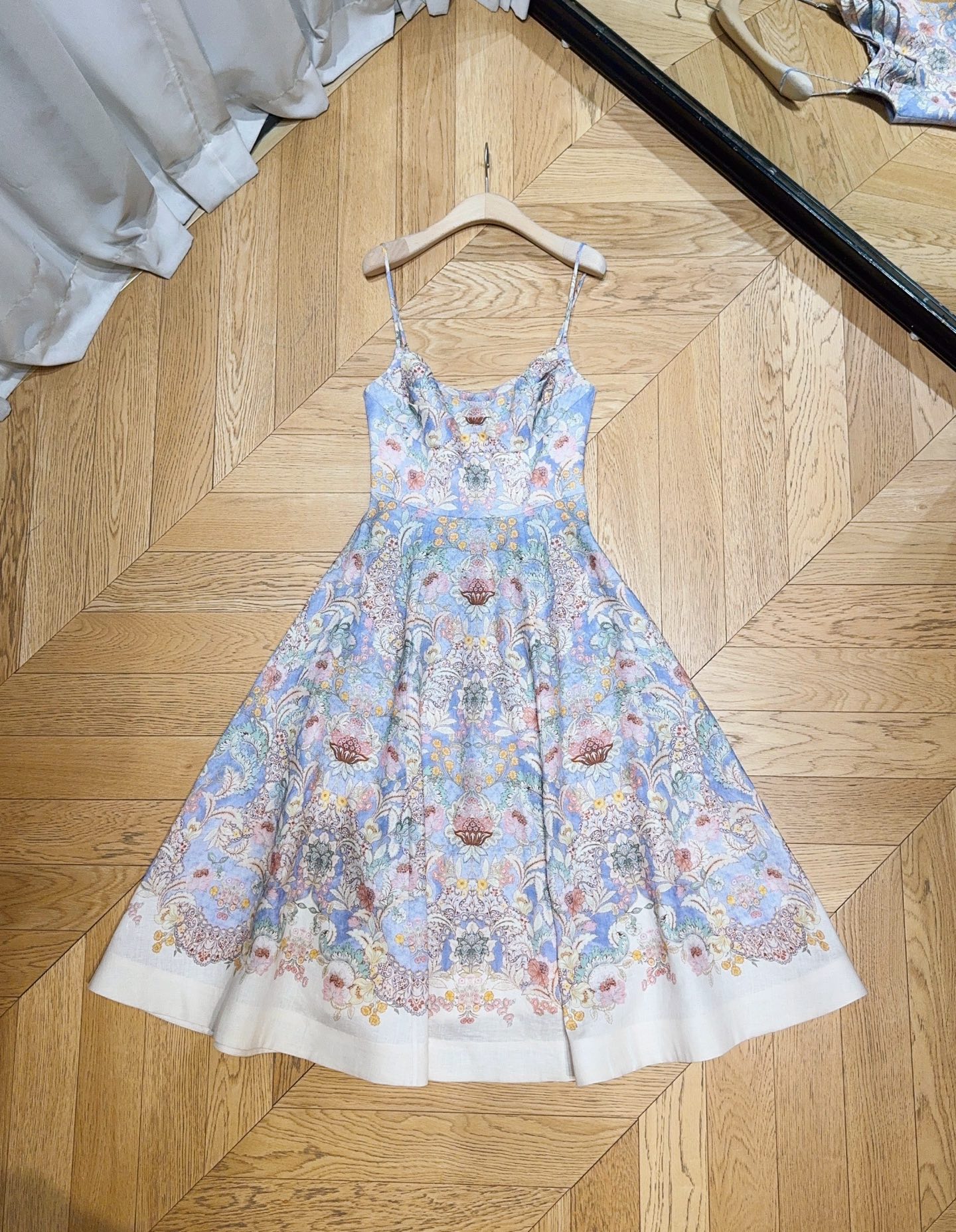 🆕ZIMMERMA*N*N 26新品推荐❤️❤️……采用雾满蓝底手绘花卉印花，复古又浪漫，选用亚麻面料制