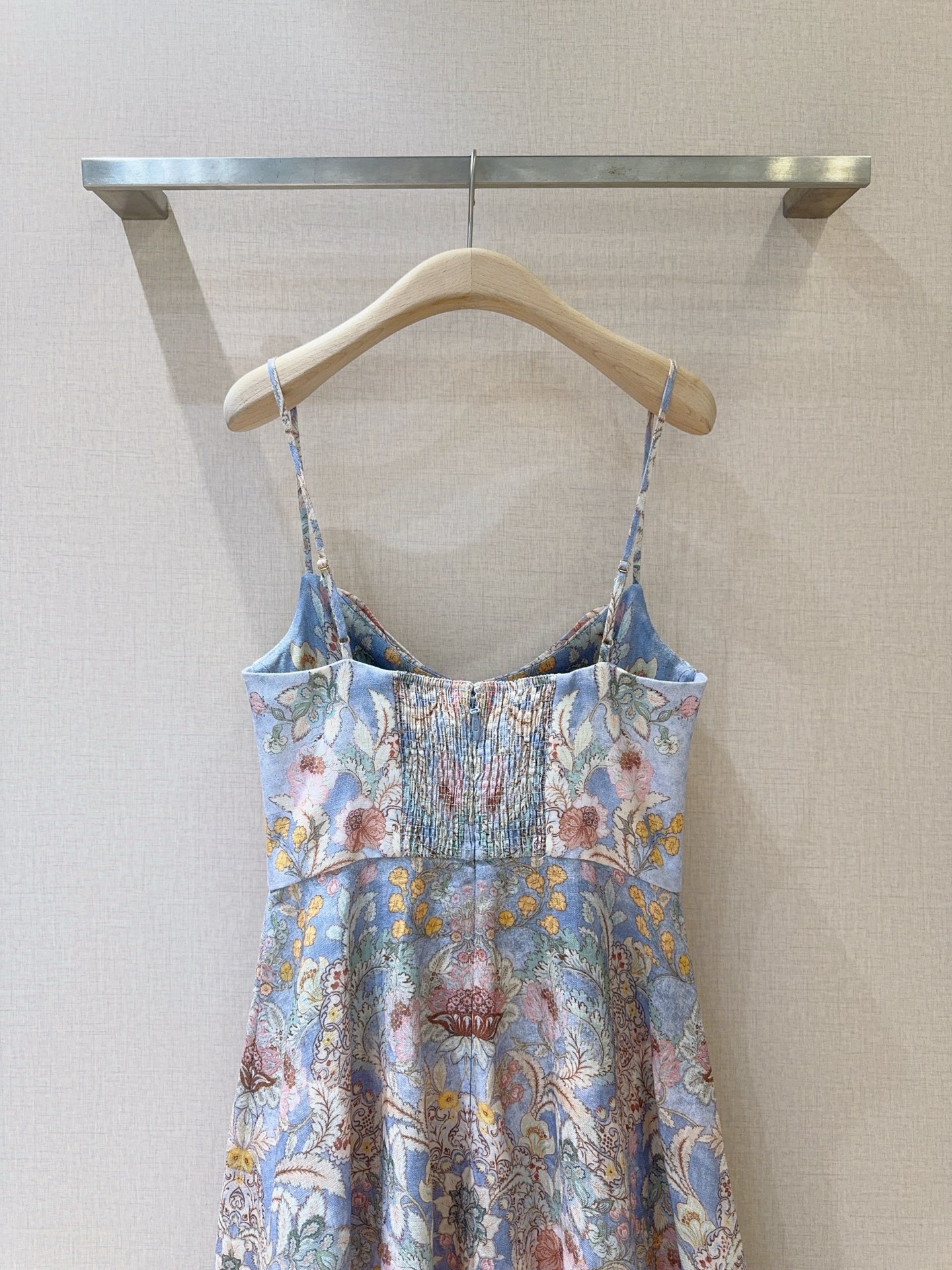 🆕ZIMMERMA*N*N 26新品推荐❤️❤️……采用雾满蓝底手绘花卉印花，复古又浪漫，选用亚麻面料制