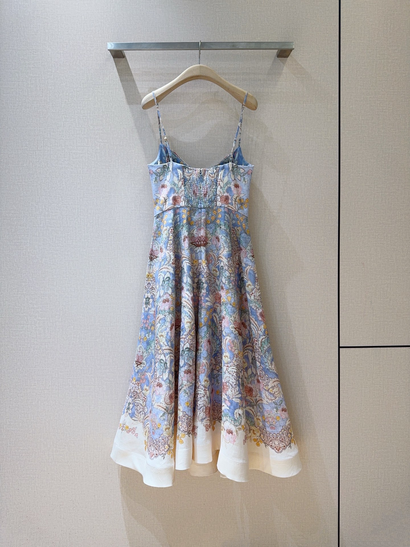 🆕ZIMMERMA*N*N 26新品推荐❤️❤️……采用雾满蓝底手绘花卉印花，复古又浪漫，选用亚麻面料制