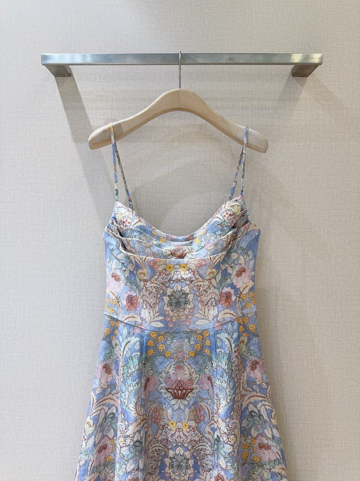 🆕ZIMMERMA*N*N 26新品推荐❤️❤️……采用雾满蓝底手绘花卉印花，复古又浪漫，选用亚麻面料制