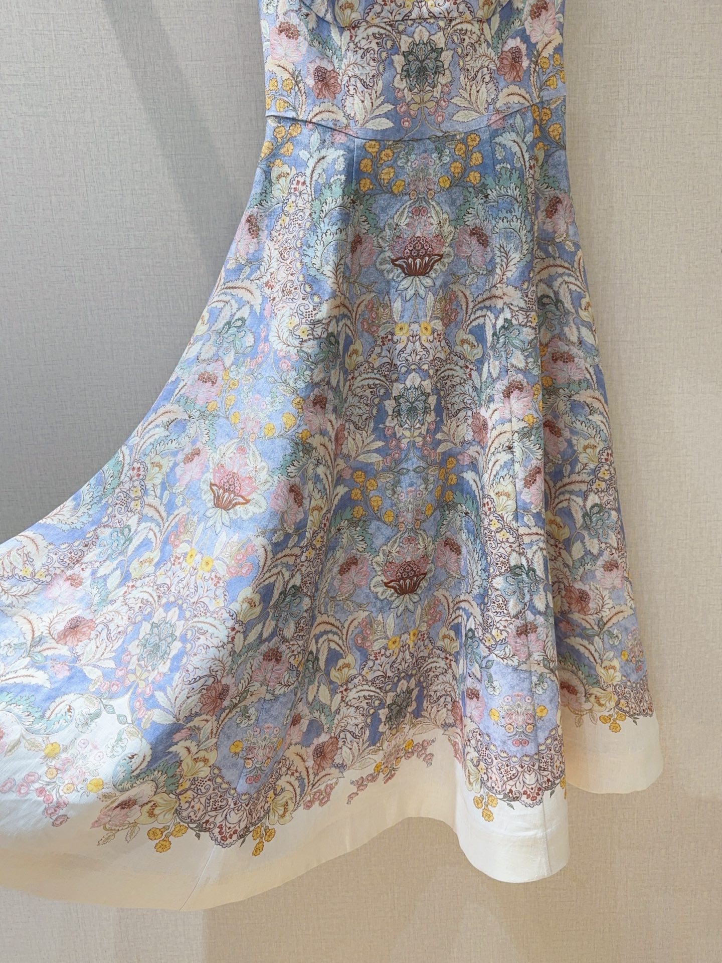 🆕ZIMMERMA*N*N 26新品推荐❤️❤️……采用雾满蓝底手绘花卉印花，复古又浪漫，选用亚麻面料制