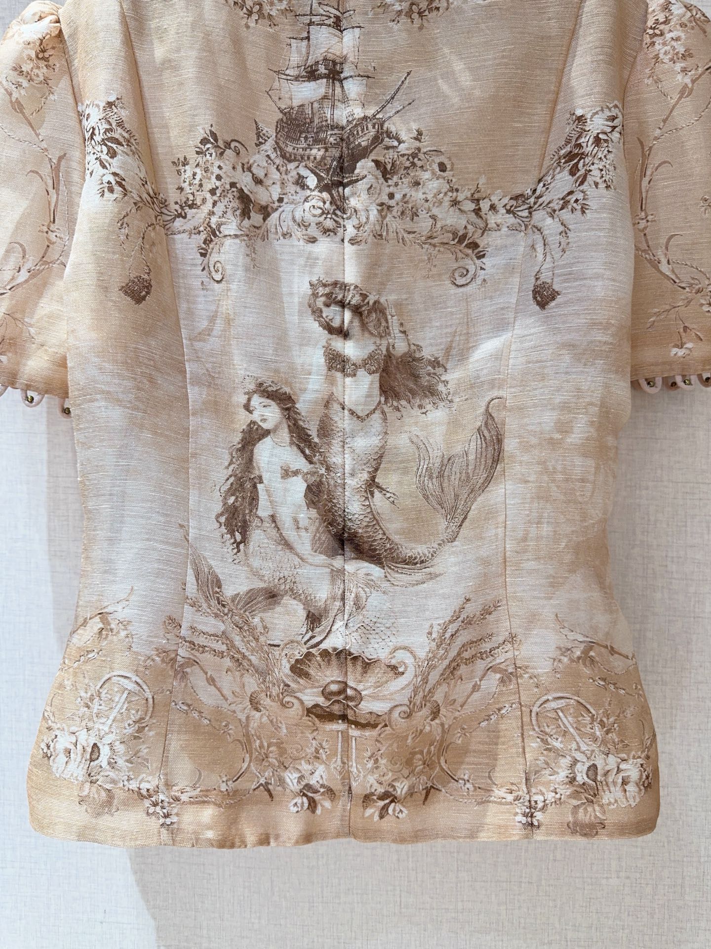 ZIMMERM*A*N*N 新品推荐🆕……采用桑蚕丝亚麻混纺面料制成，美人鱼图案超梦幻🧜🏻‍♀️高领设计