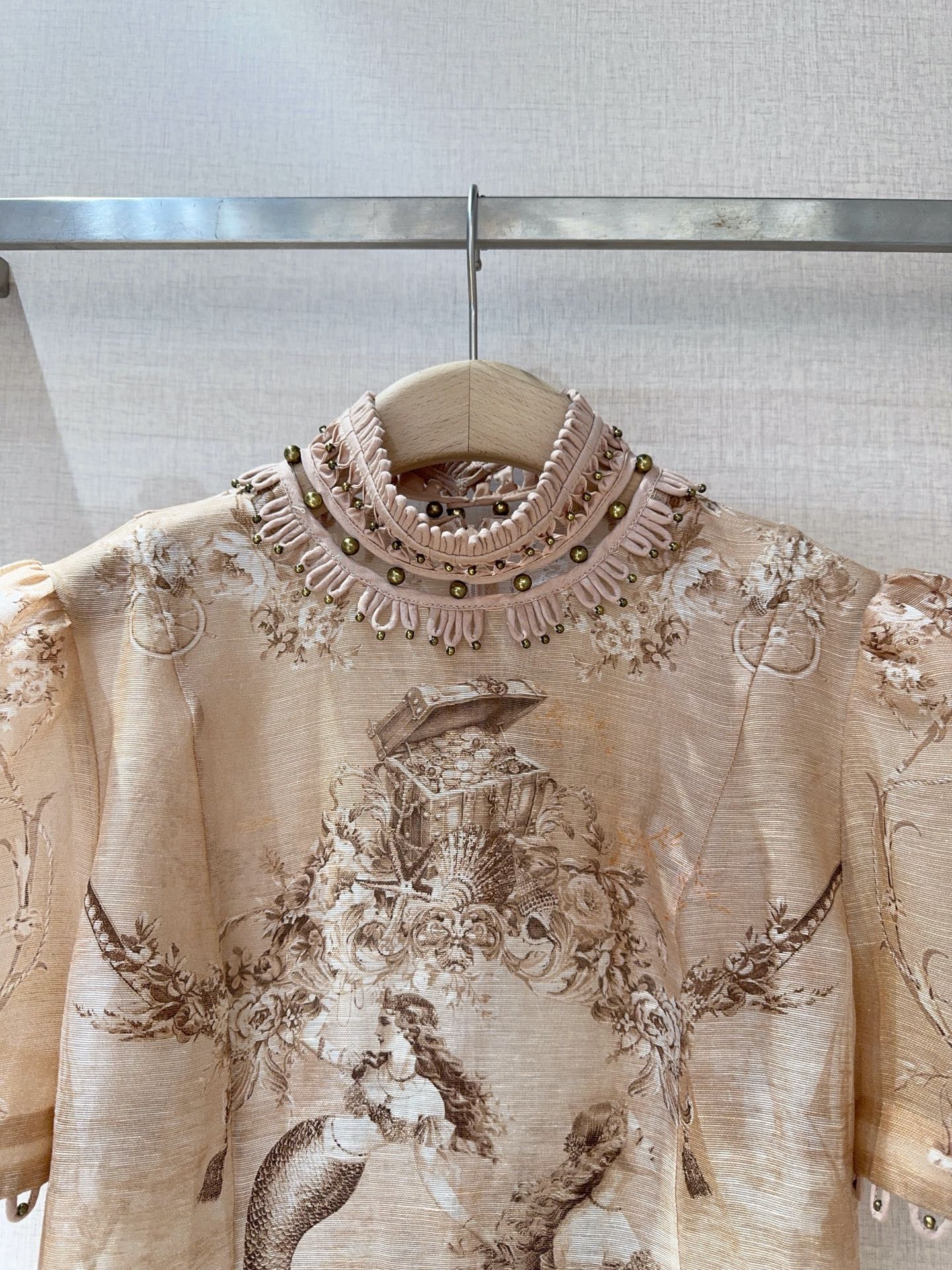 ZIMMERM*A*N*N 新品推荐🆕……采用桑蚕丝亚麻混纺面料制成，美人鱼图案超梦幻🧜🏻‍♀️高领设计