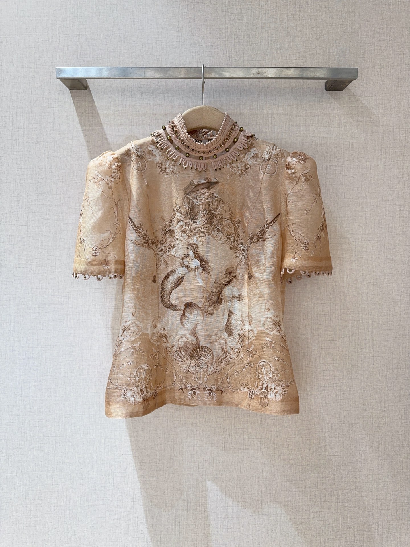 ZIMMERM*A*N*N 新品推荐🆕……采用桑蚕丝亚麻混纺面料制成，美人鱼图案超梦幻🧜🏻‍♀️高领设计