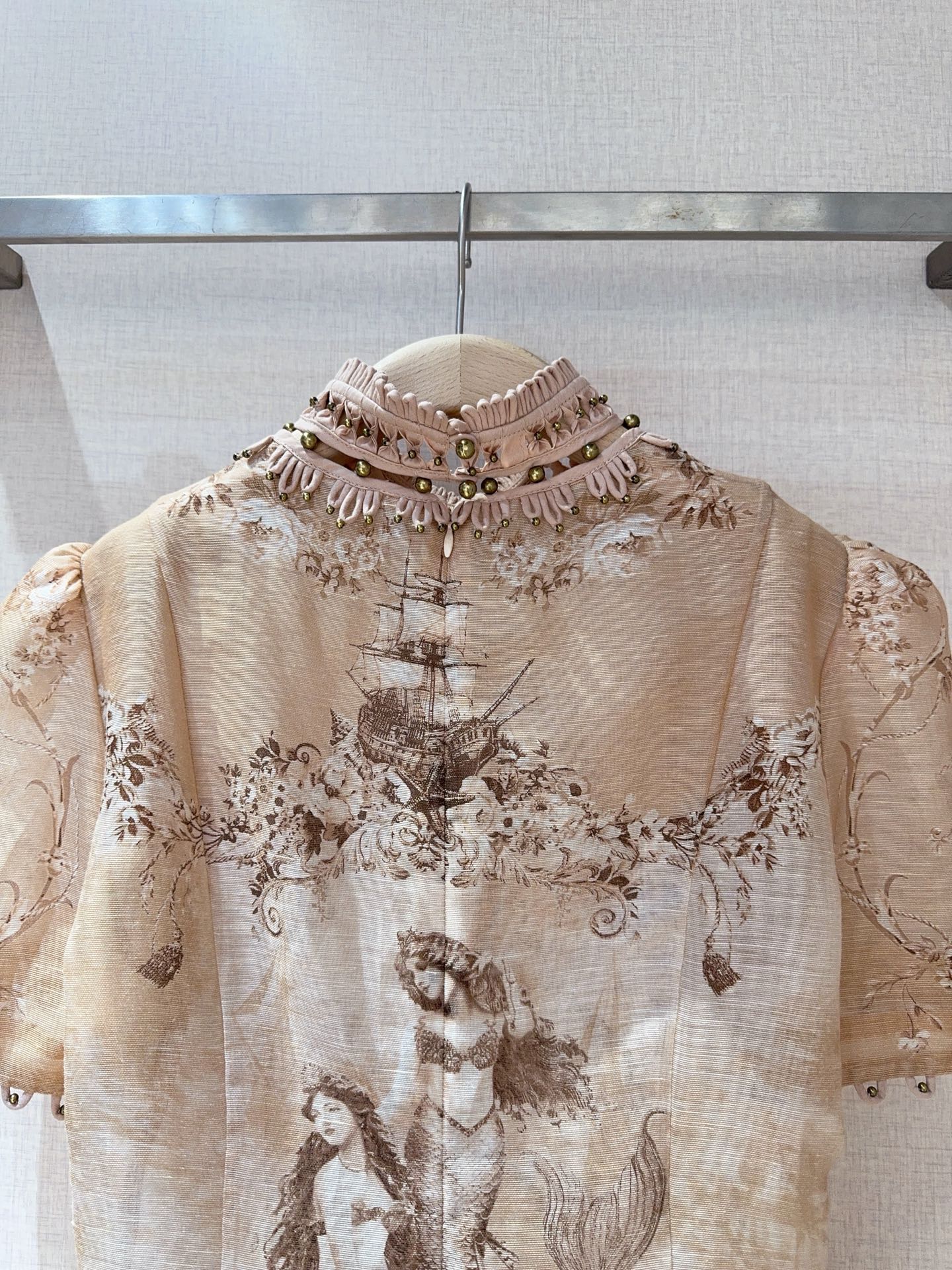 ZIMMERM*A*N*N 新品推荐🆕……采用桑蚕丝亚麻混纺面料制成，美人鱼图案超梦幻🧜🏻‍♀️高领设计