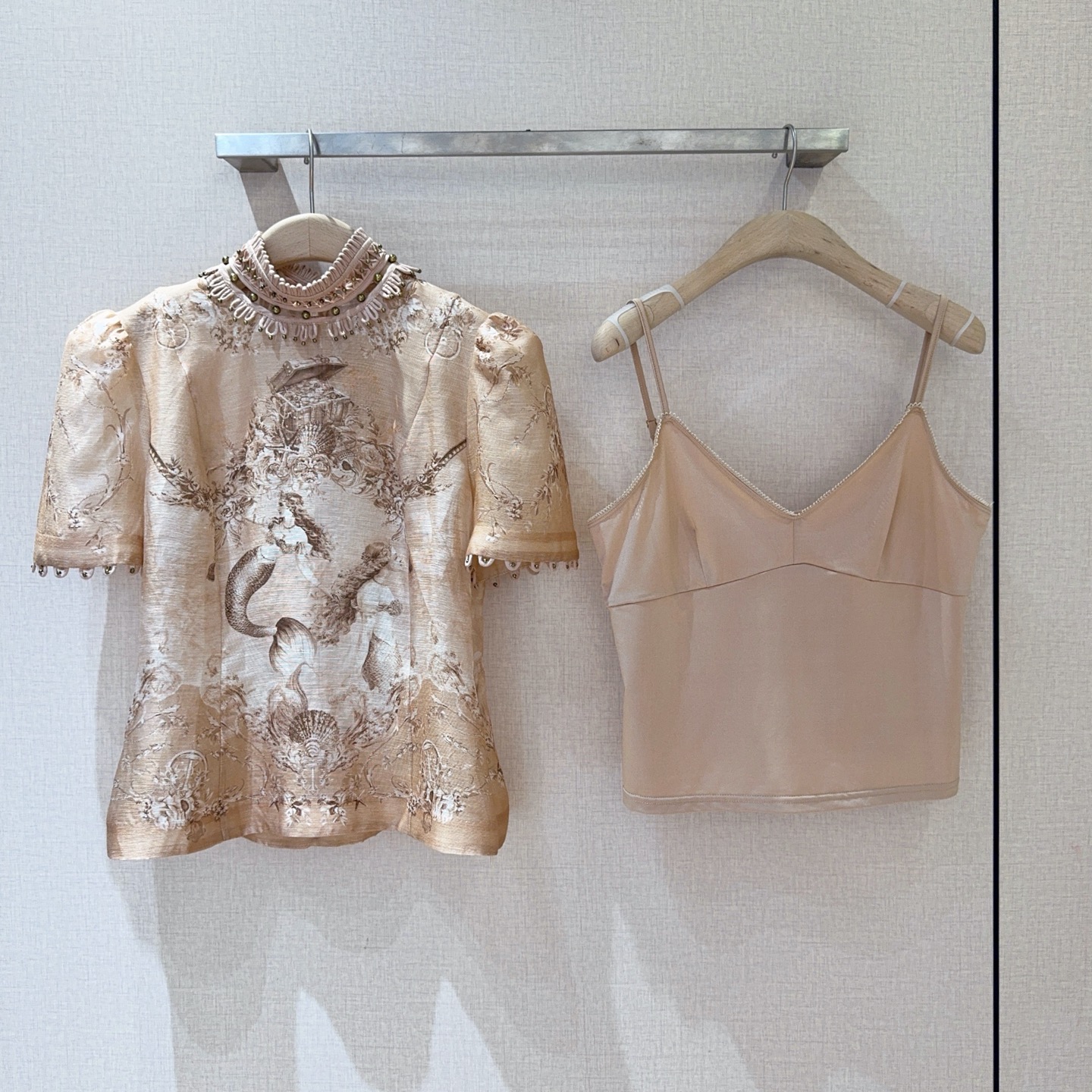 ZIMMERM*A*N*N 新品推荐🆕……采用桑蚕丝亚麻混纺面料制成，美人鱼图案超梦幻🧜🏻‍♀️高领设计