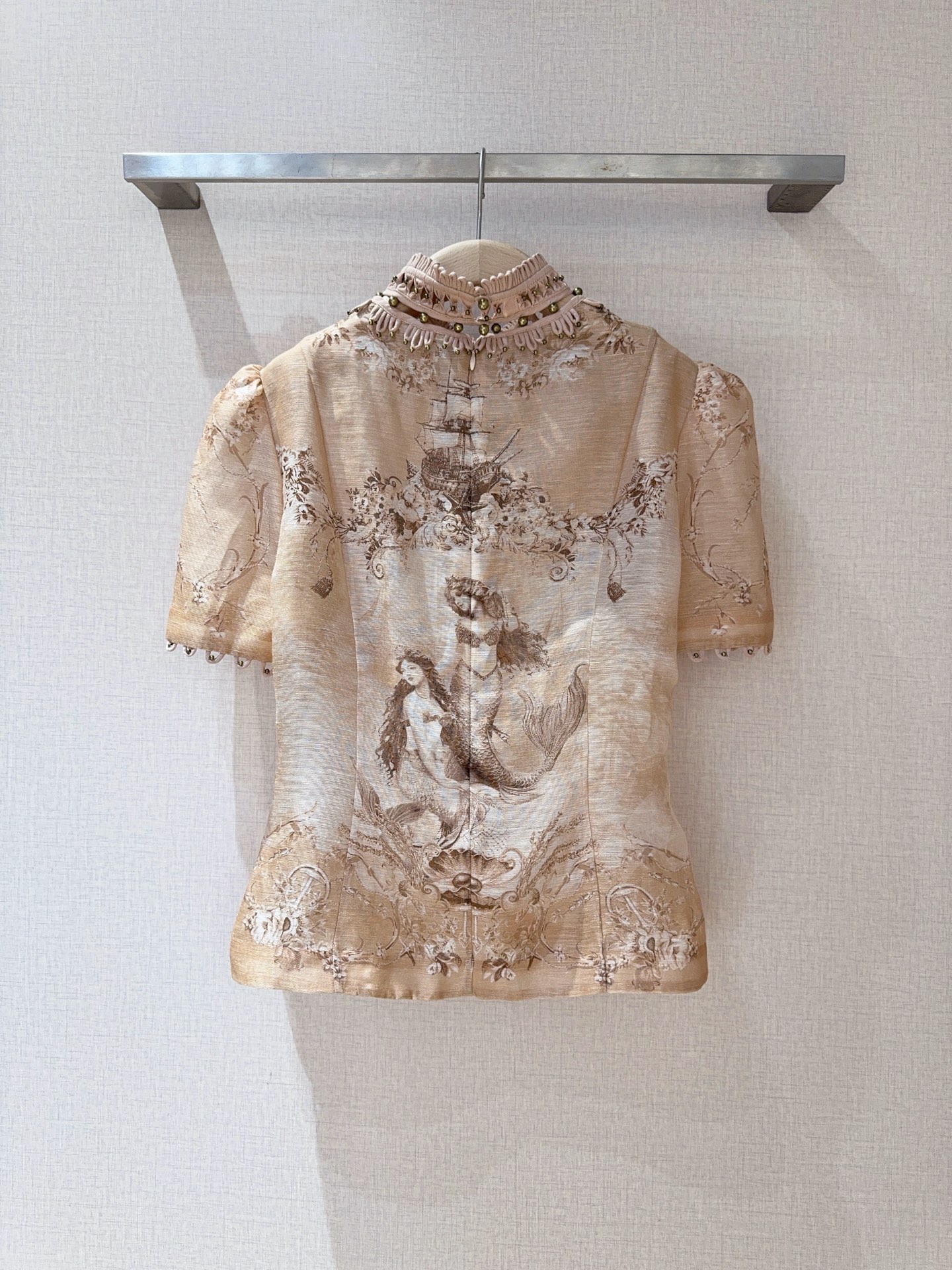 ZIMMERM*A*N*N 新品推荐🆕……采用桑蚕丝亚麻混纺面料制成，美人鱼图案超梦幻🧜🏻‍♀️高领设计