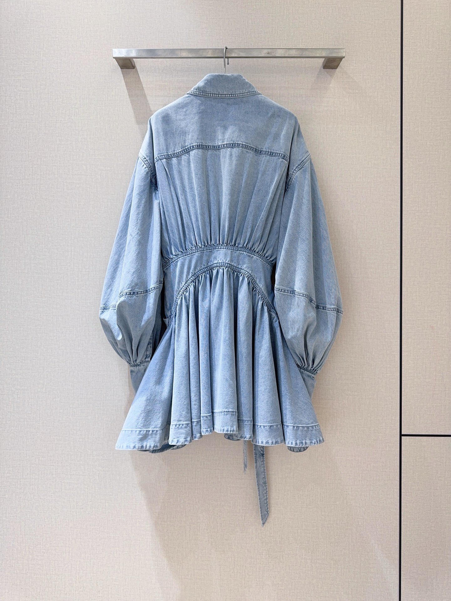 Z*I*M*M 26早春新品推荐🆕❤️……衬衫领设计，选用牛仔布面料制成，采用灯笼长袖，配加长的收紧式绑