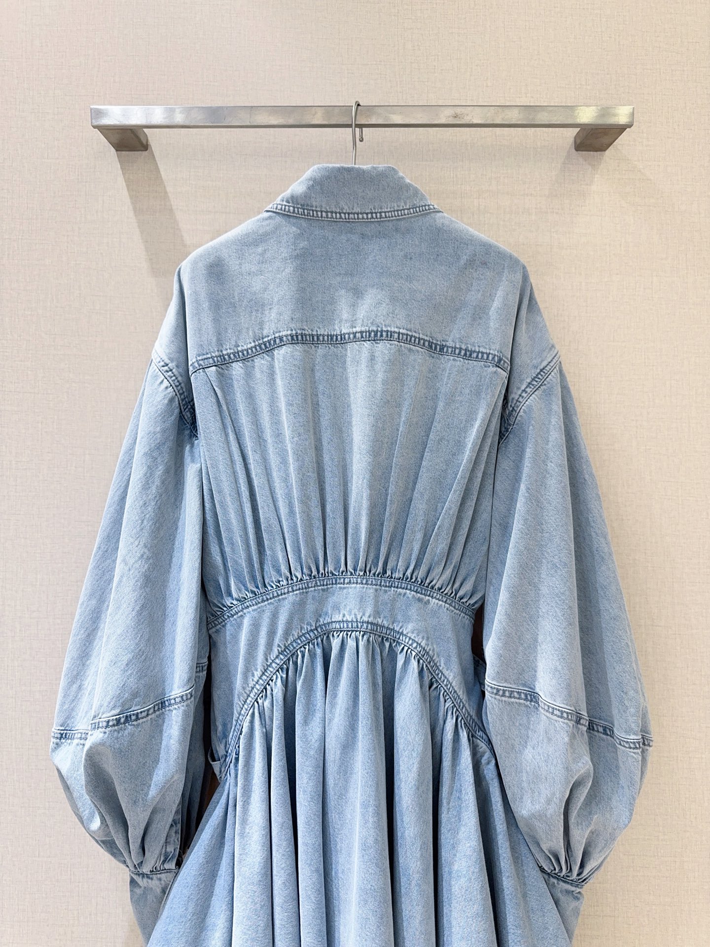 Z*I*M*M 26早春新品推荐🆕❤️……衬衫领设计，选用牛仔布面料制成，采用灯笼长袖，配加长的收紧式绑