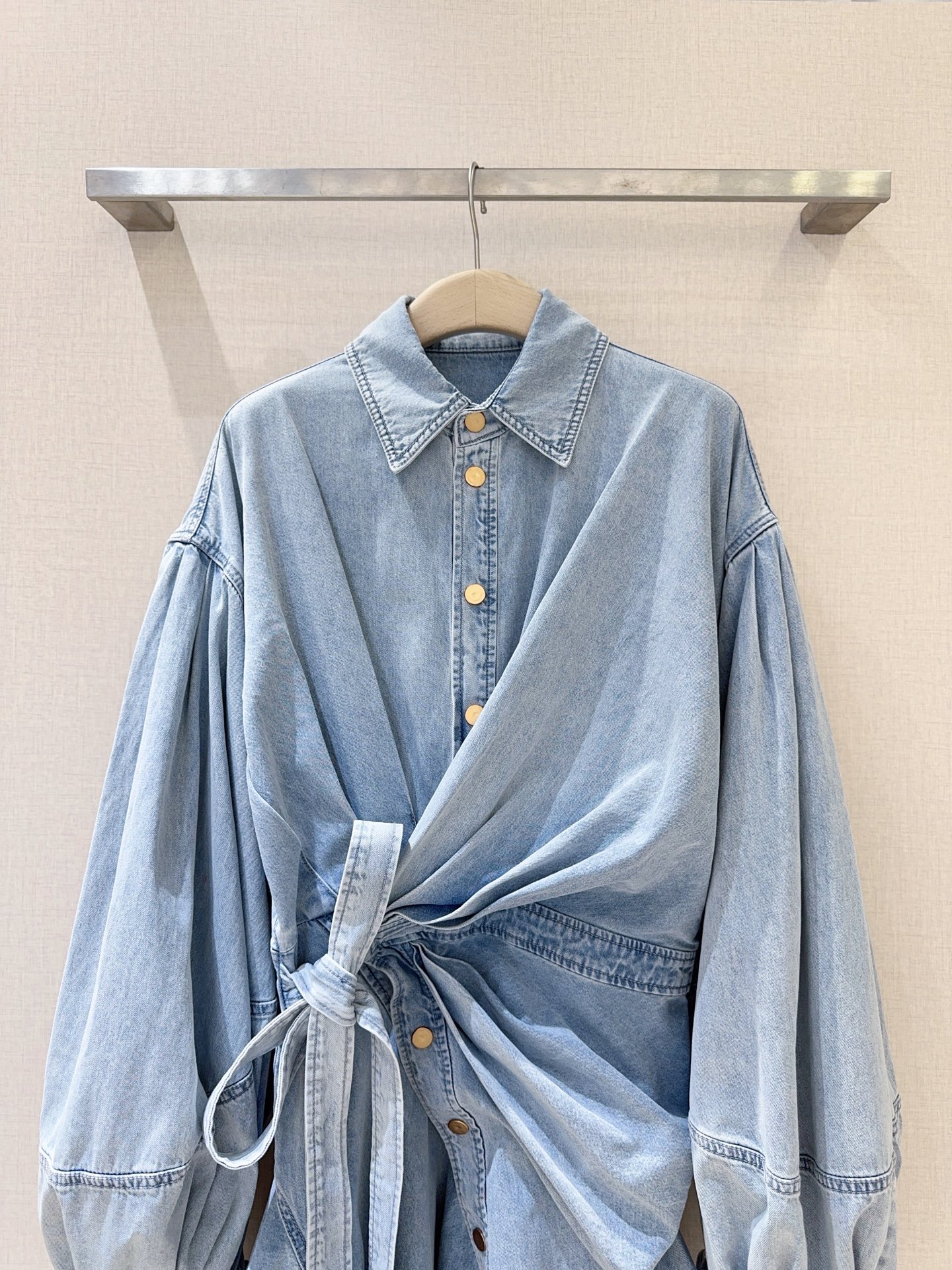 Z*I*M*M 26早春新品推荐🆕❤️……衬衫领设计，选用牛仔布面料制成，采用灯笼长袖，配加长的收紧式绑