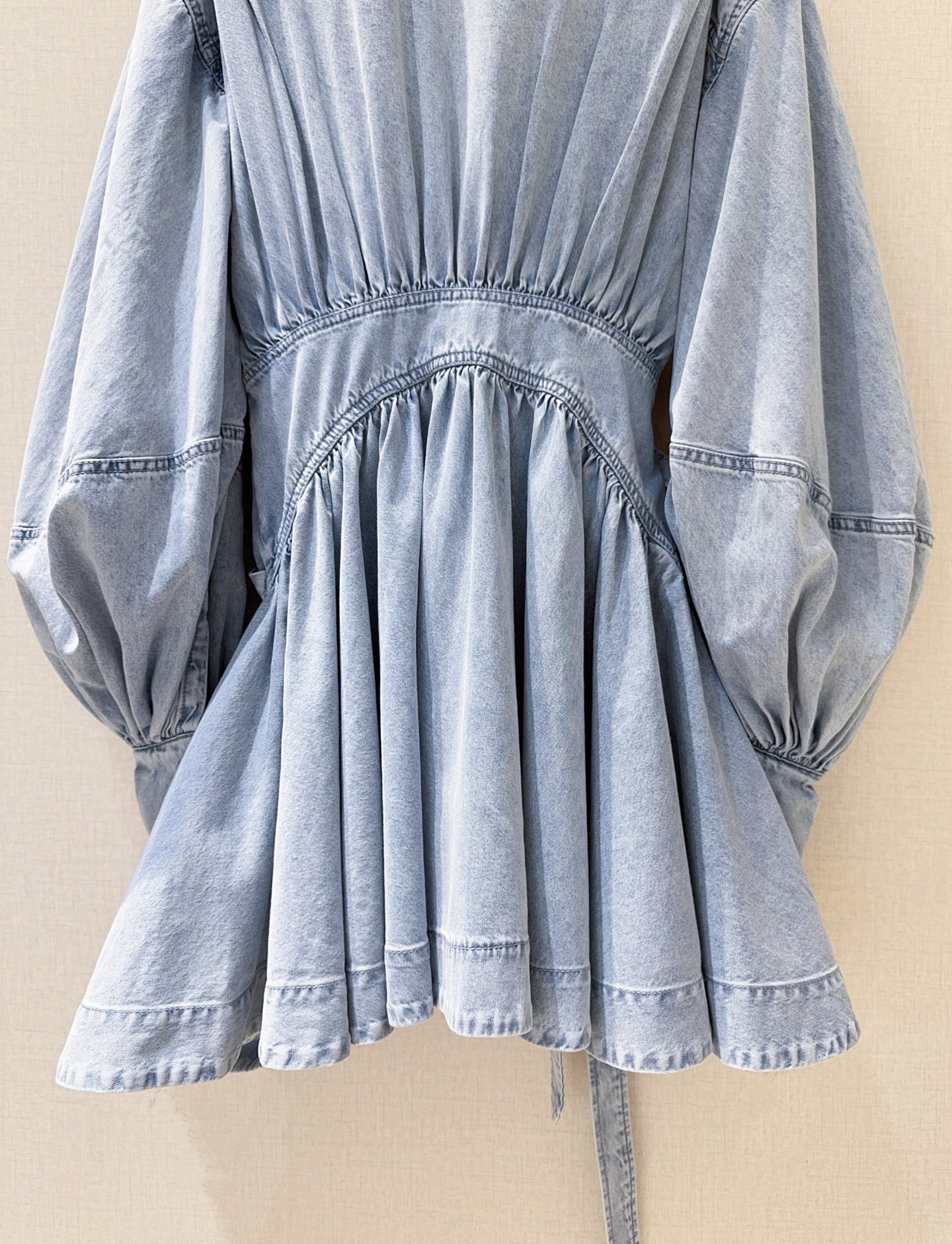 Z*I*M*M 26早春新品推荐🆕❤️……衬衫领设计，选用牛仔布面料制成，采用灯笼长袖，配加长的收紧式绑