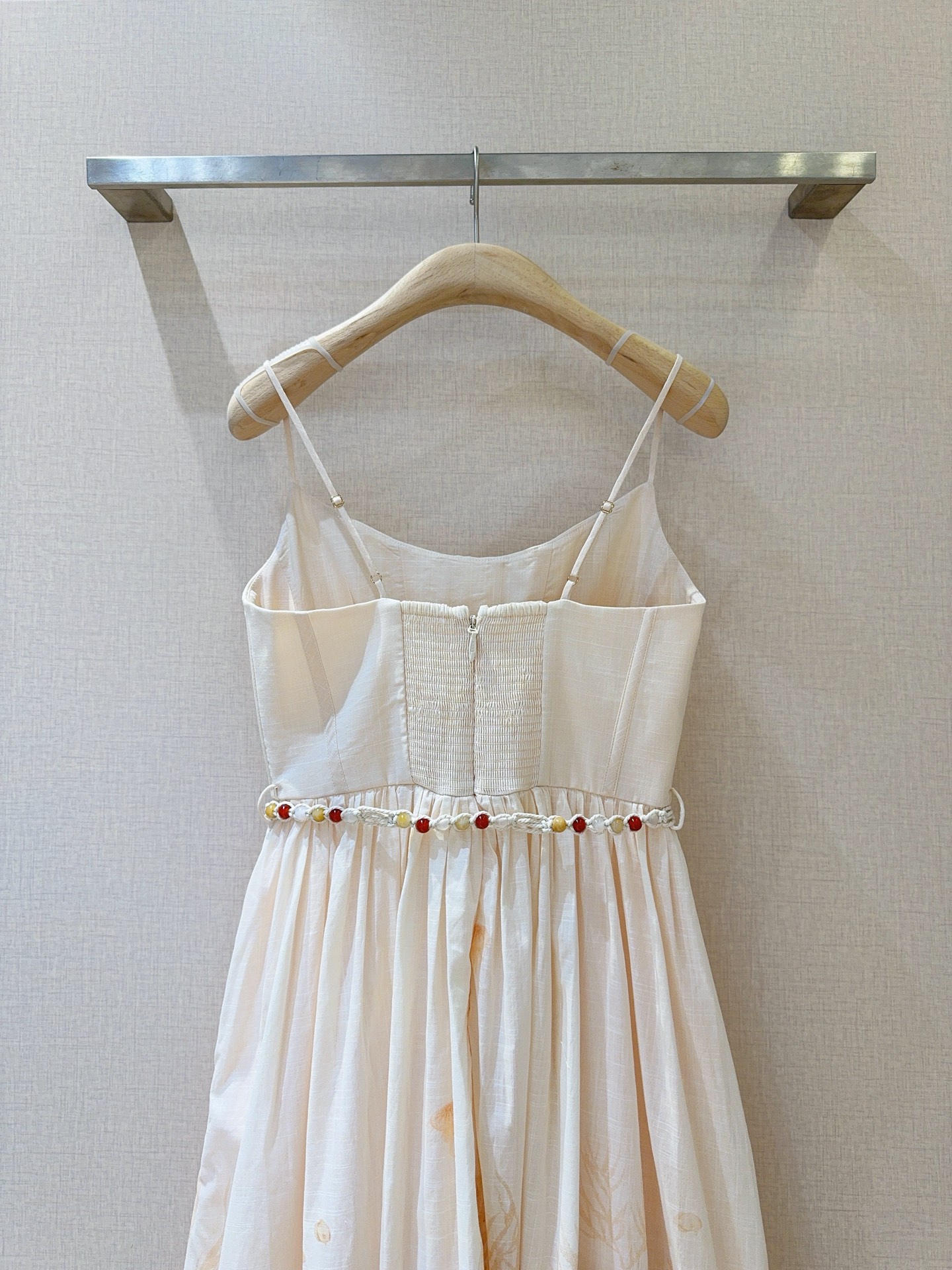 Z*I*M*M新款推荐🆕❤️……新款束腰设计中长款吊带连衣裙👗选用棉质面料制成，上身采用紧身胸衣式鱼骨支