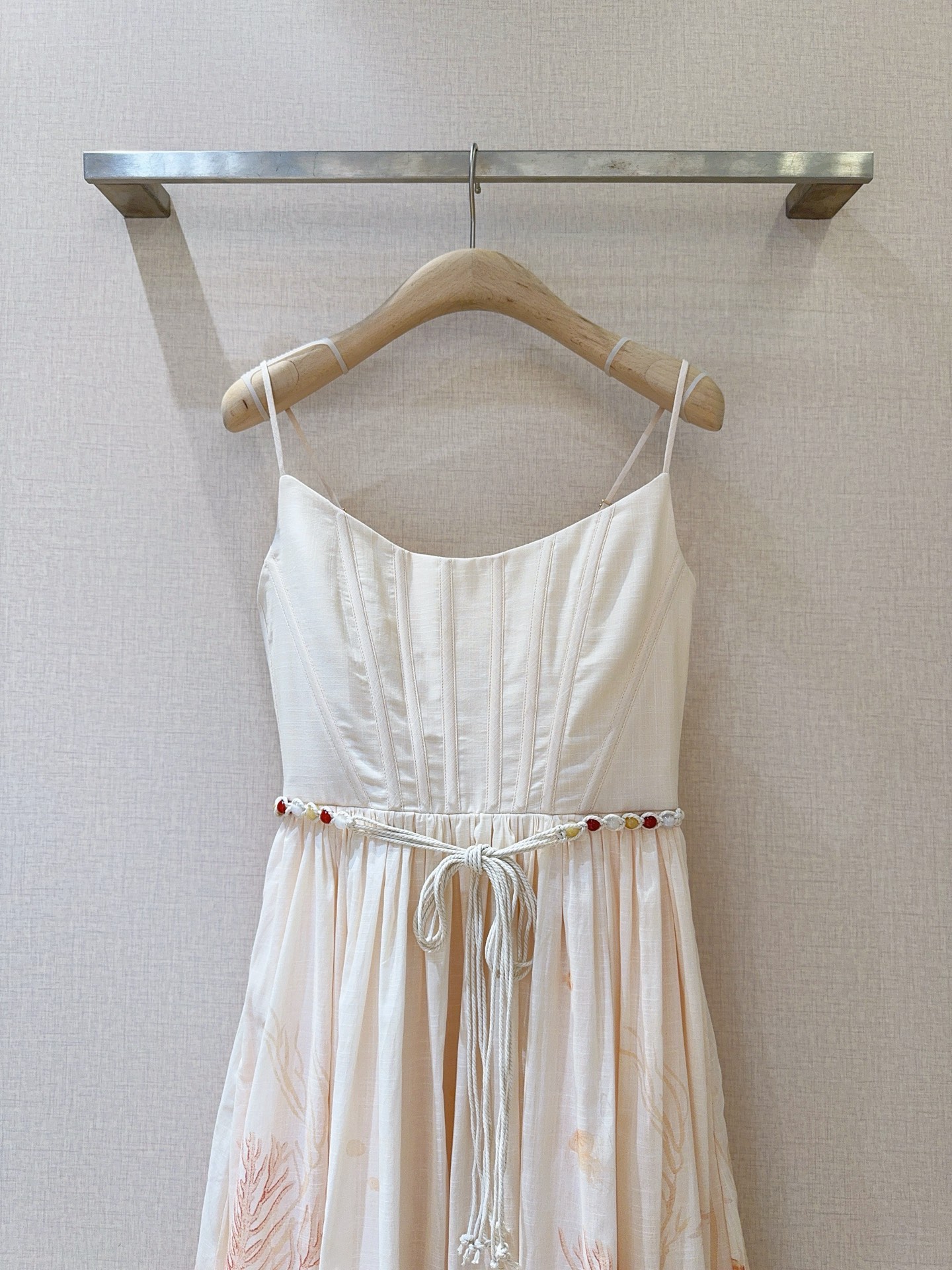 Z*I*M*M新款推荐🆕❤️……新款束腰设计中长款吊带连衣裙👗选用棉质面料制成，上身采用紧身胸衣式鱼骨支