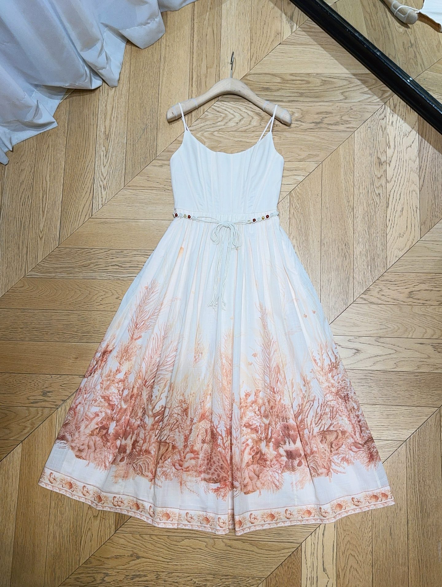 Z*I*M*M新款推荐🆕❤️……新款束腰设计中长款吊带连衣裙👗选用棉质面料制成，上身采用紧身胸衣式鱼骨支