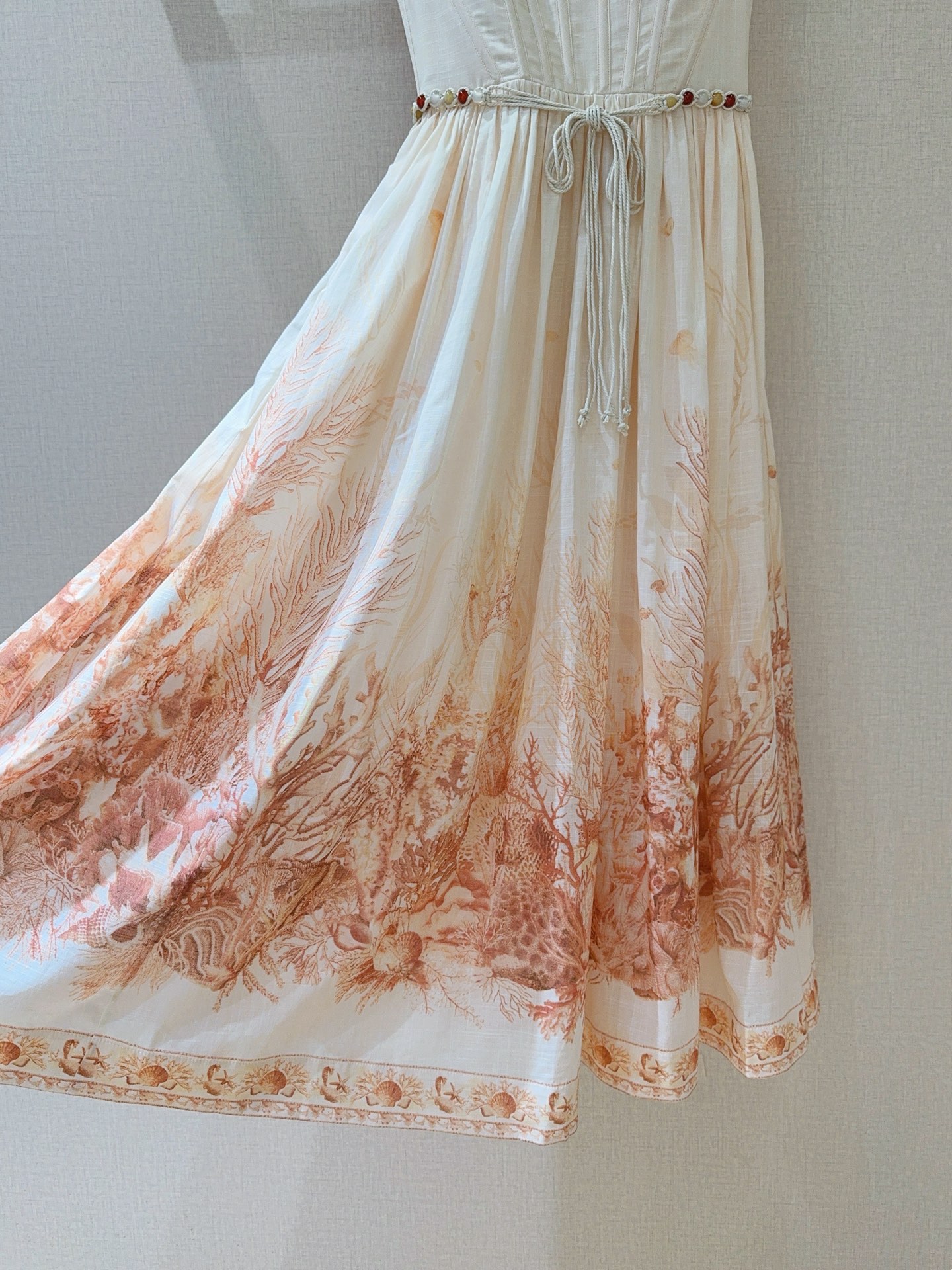 Z*I*M*M新款推荐🆕❤️……新款束腰设计中长款吊带连衣裙👗选用棉质面料制成，上身采用紧身胸衣式鱼骨支