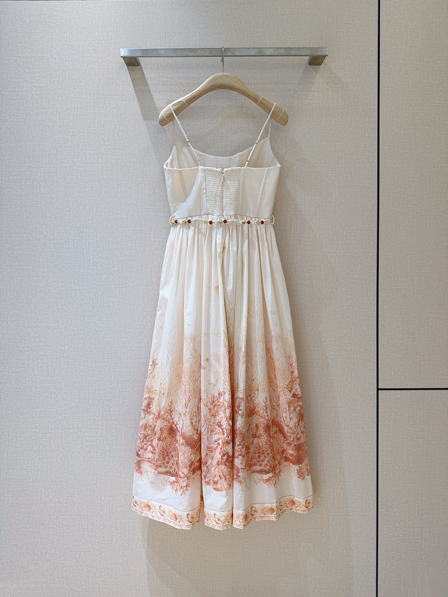 Z*I*M*M新款推荐🆕❤️……新款束腰设计中长款吊带连衣裙👗选用棉质面料制成，上身采用紧身胸衣式鱼骨支