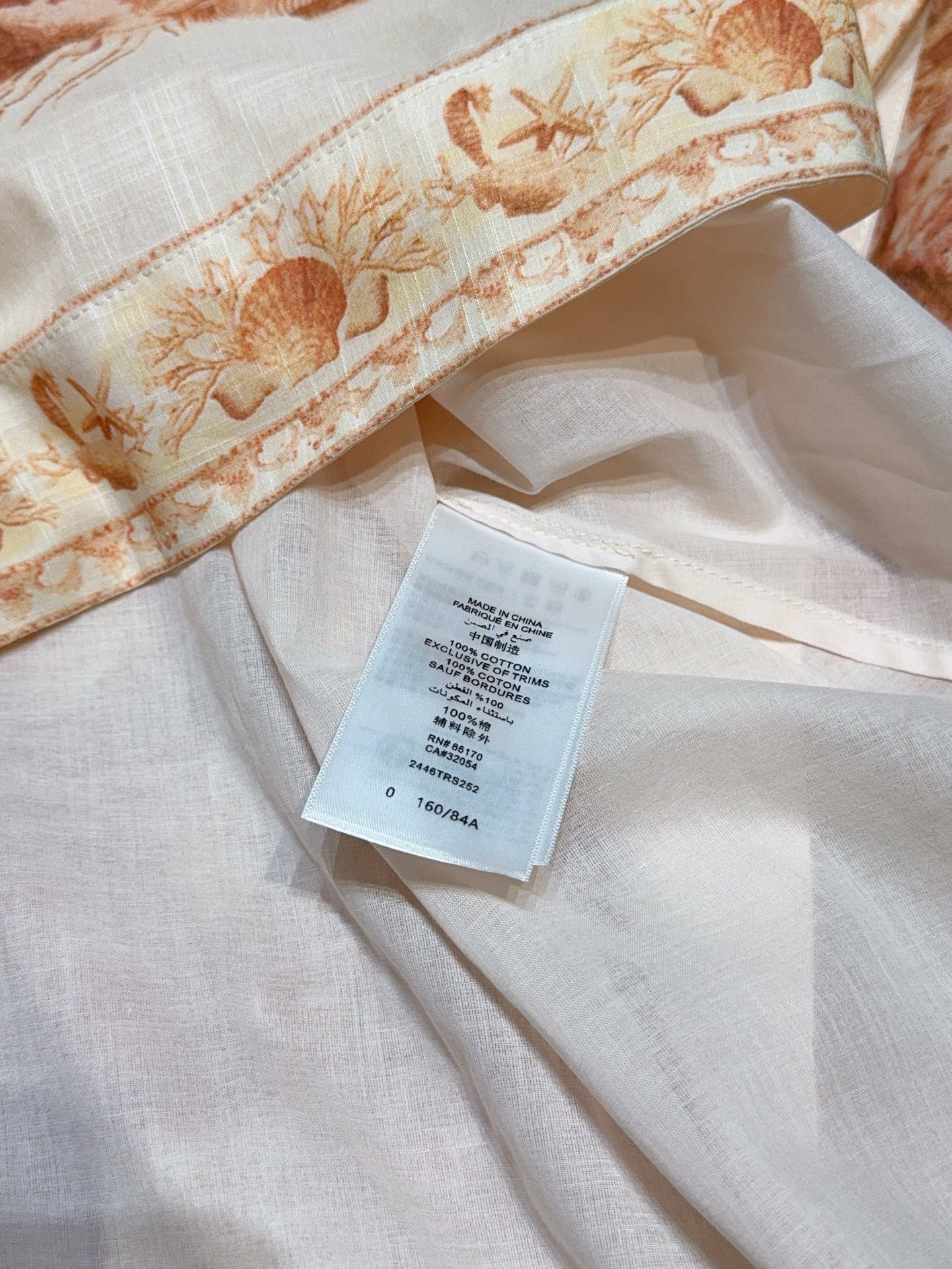 Z*I*M*M新款推荐🆕❤️……新款束腰设计中长款吊带连衣裙👗选用棉质面料制成，上身采用紧身胸衣式鱼骨支