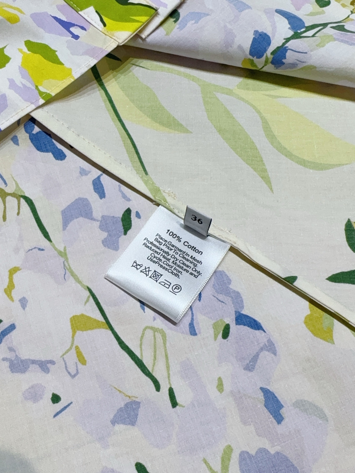 Leo&Lin新款推荐🆕❤️……衬衫式花卉印花连衣裙👗，轻薄棉质面料，短袖➕翻领与前襟纽扣设计，兼具休闲