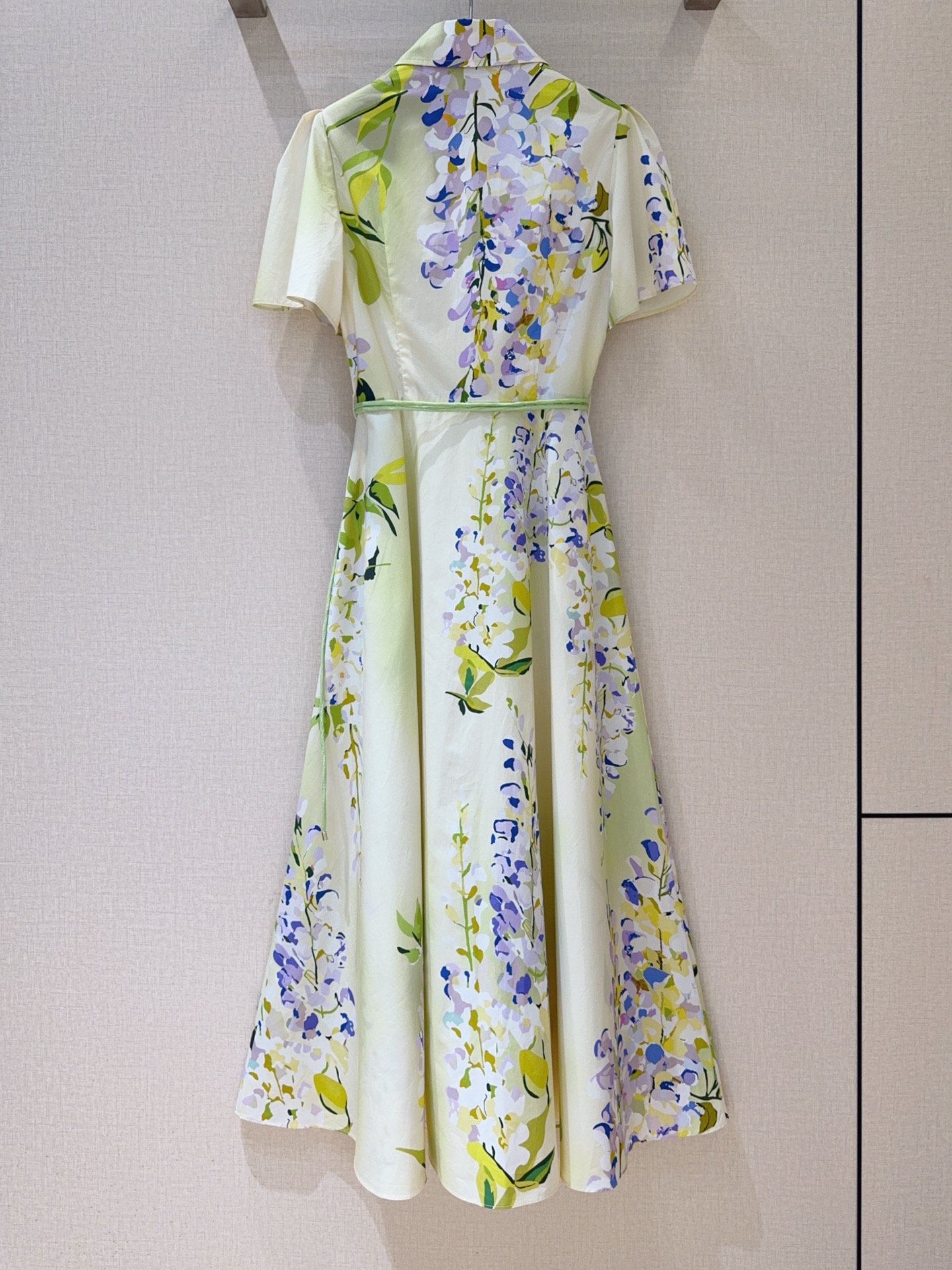 Leo&Lin新款推荐🆕❤️……衬衫式花卉印花连衣裙👗，轻薄棉质面料，短袖➕翻领与前襟纽扣设计，兼具休闲